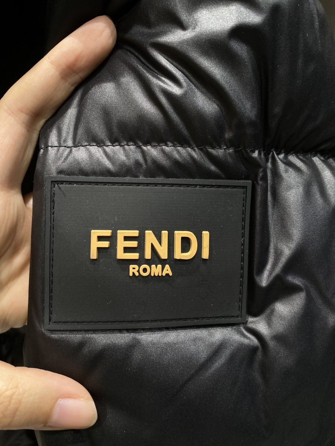 《𝙉𝙚𝙬🤍🖤芬家》独家专供秋冬新款羽绒服。贸易公司渠道稀出，降温天气必备的保暖单品，不论是日常还是户外运