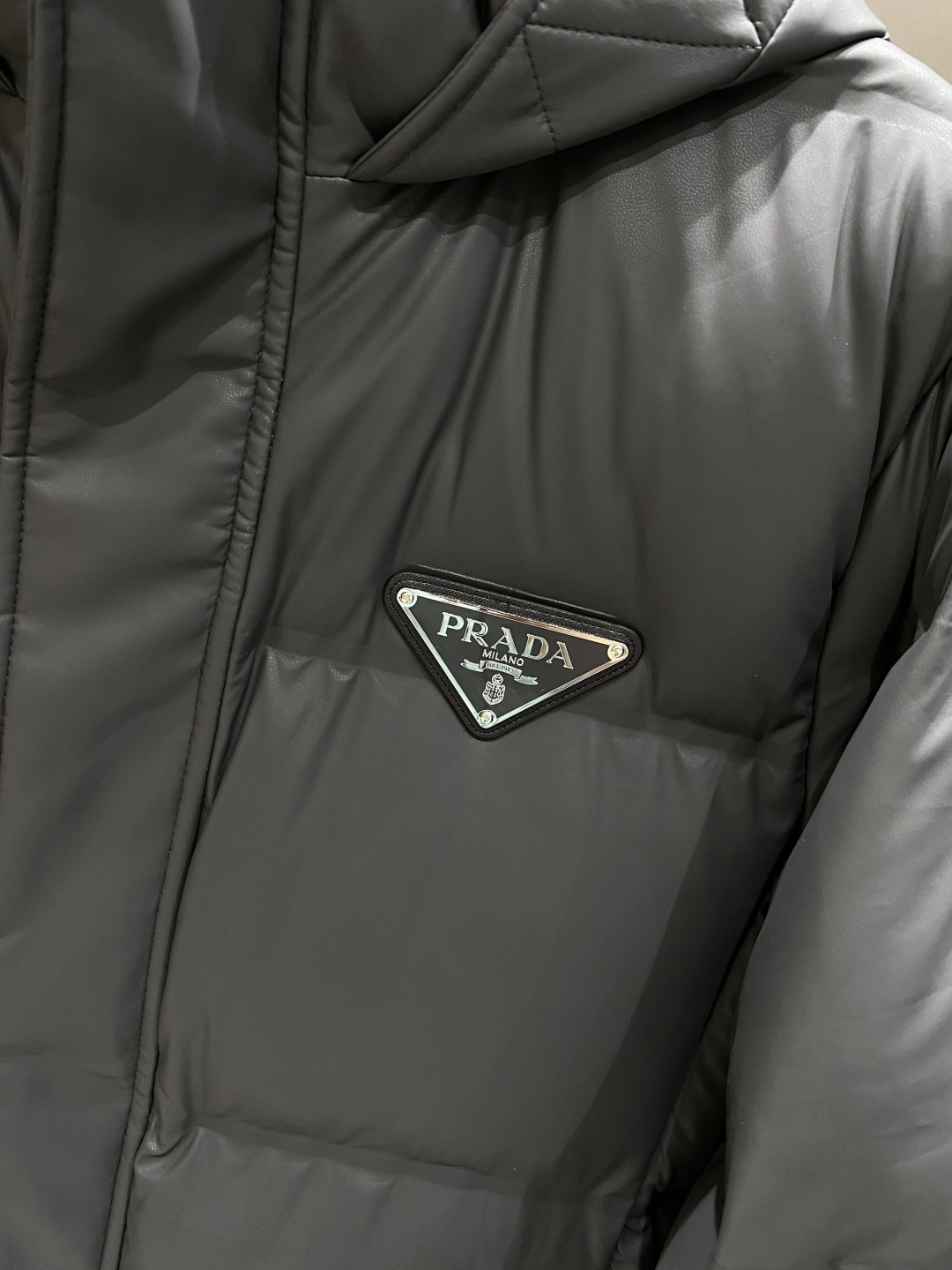 《𝙉𝙚𝙬🤍🖤普家》普拉达 代购正品级别秋冬新款羽绒服 原版1:1订制五金配件全进口原版定制 欢迎专柜对比