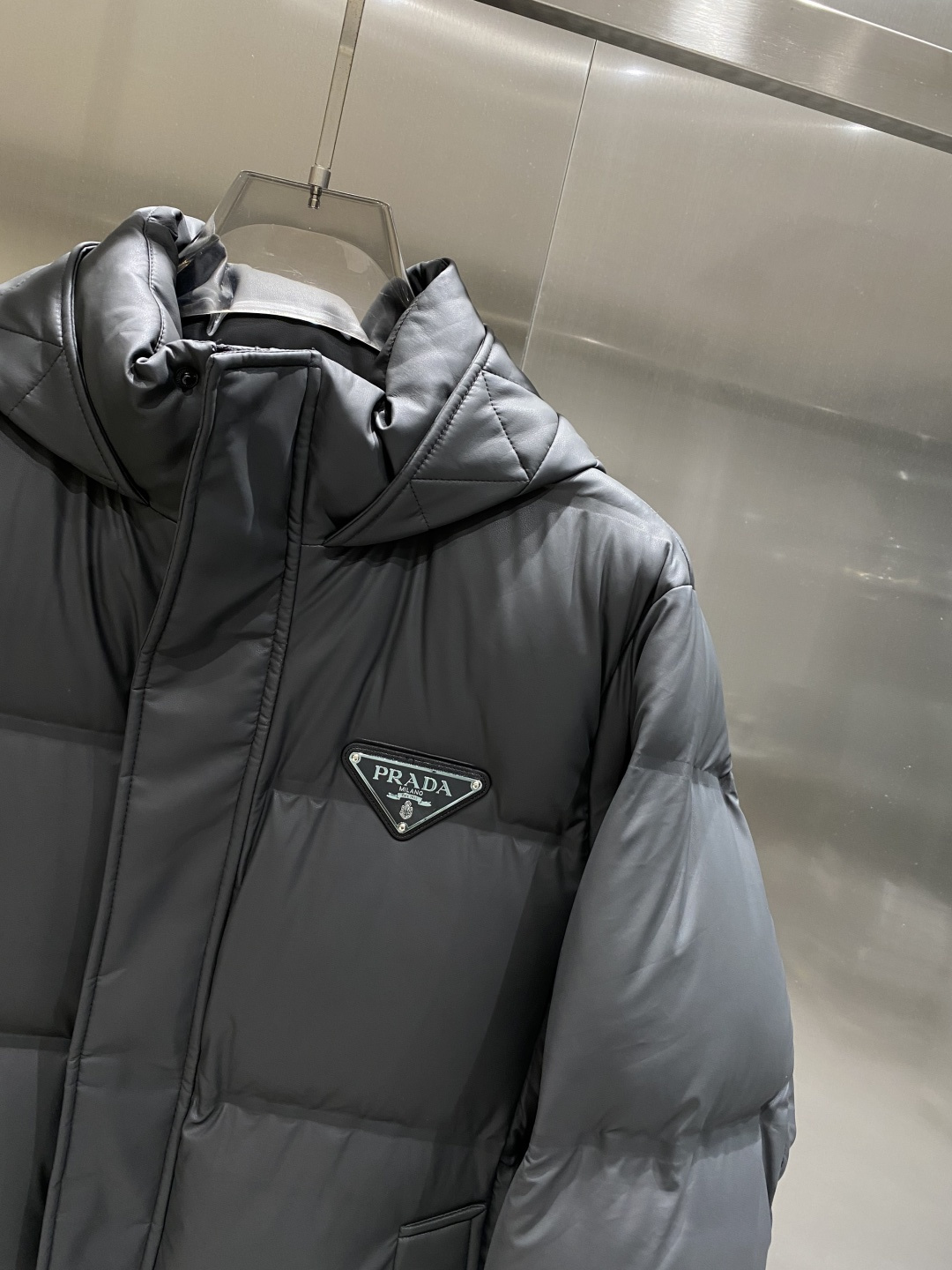 《𝙉𝙚𝙬🤍🖤普家》普拉达 代购正品级别秋冬新款羽绒服 原版1:1订制五金配件全进口原版定制 欢迎专柜对比