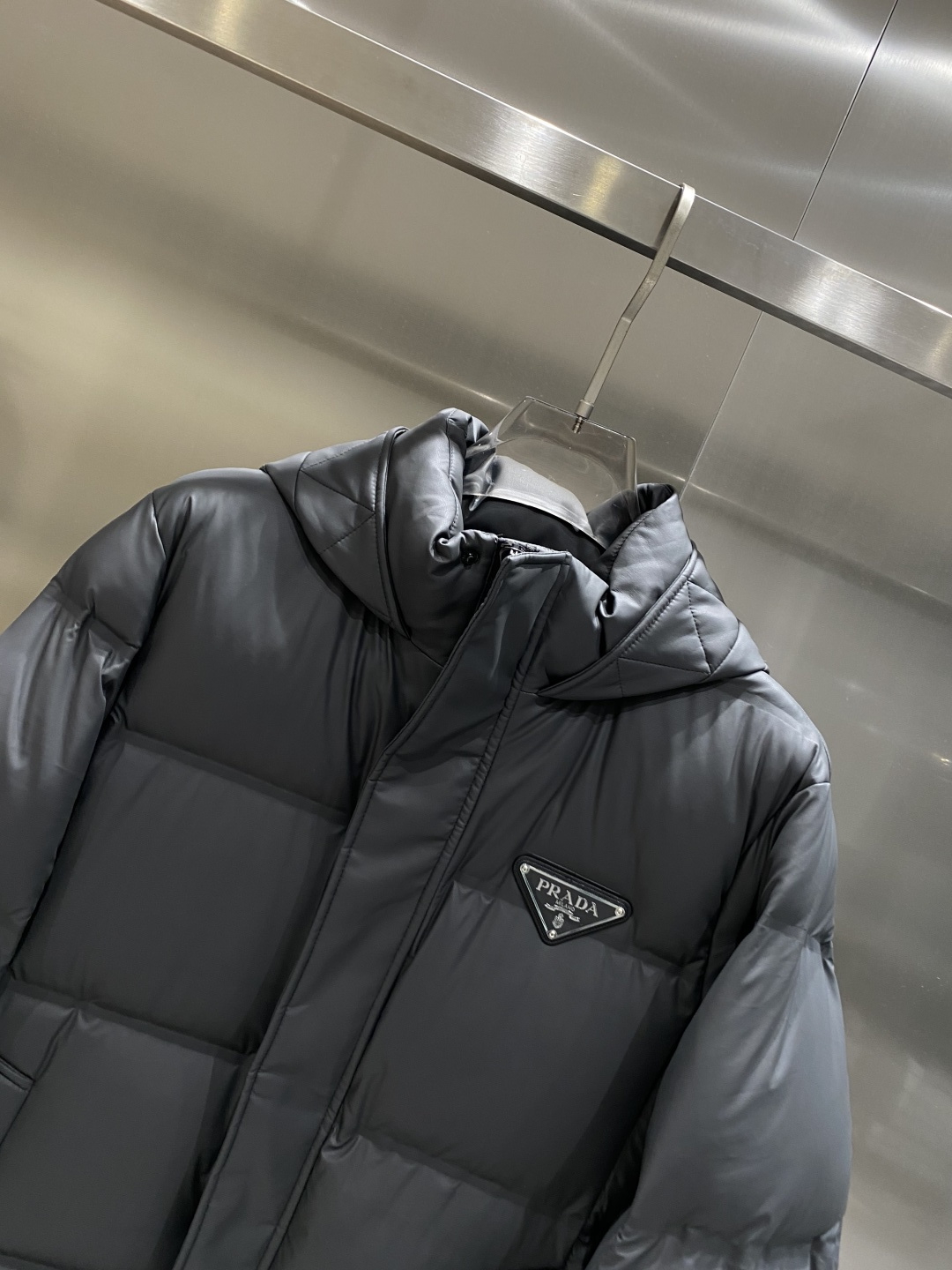 《𝙉𝙚𝙬🤍🖤普家》普拉达 代购正品级别秋冬新款羽绒服 原版1:1订制五金配件全进口原版定制 欢迎专柜对比