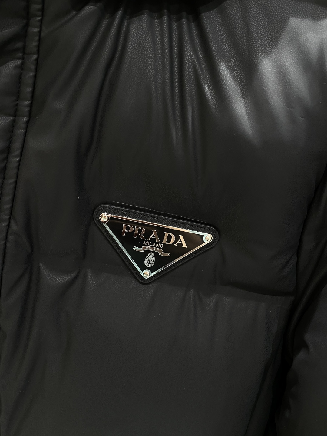 《𝙉𝙚𝙬🤍🖤普家》普拉达 代购正品级别秋冬新款羽绒服 原版1:1订制五金配件全进口原版定制 欢迎专柜对比