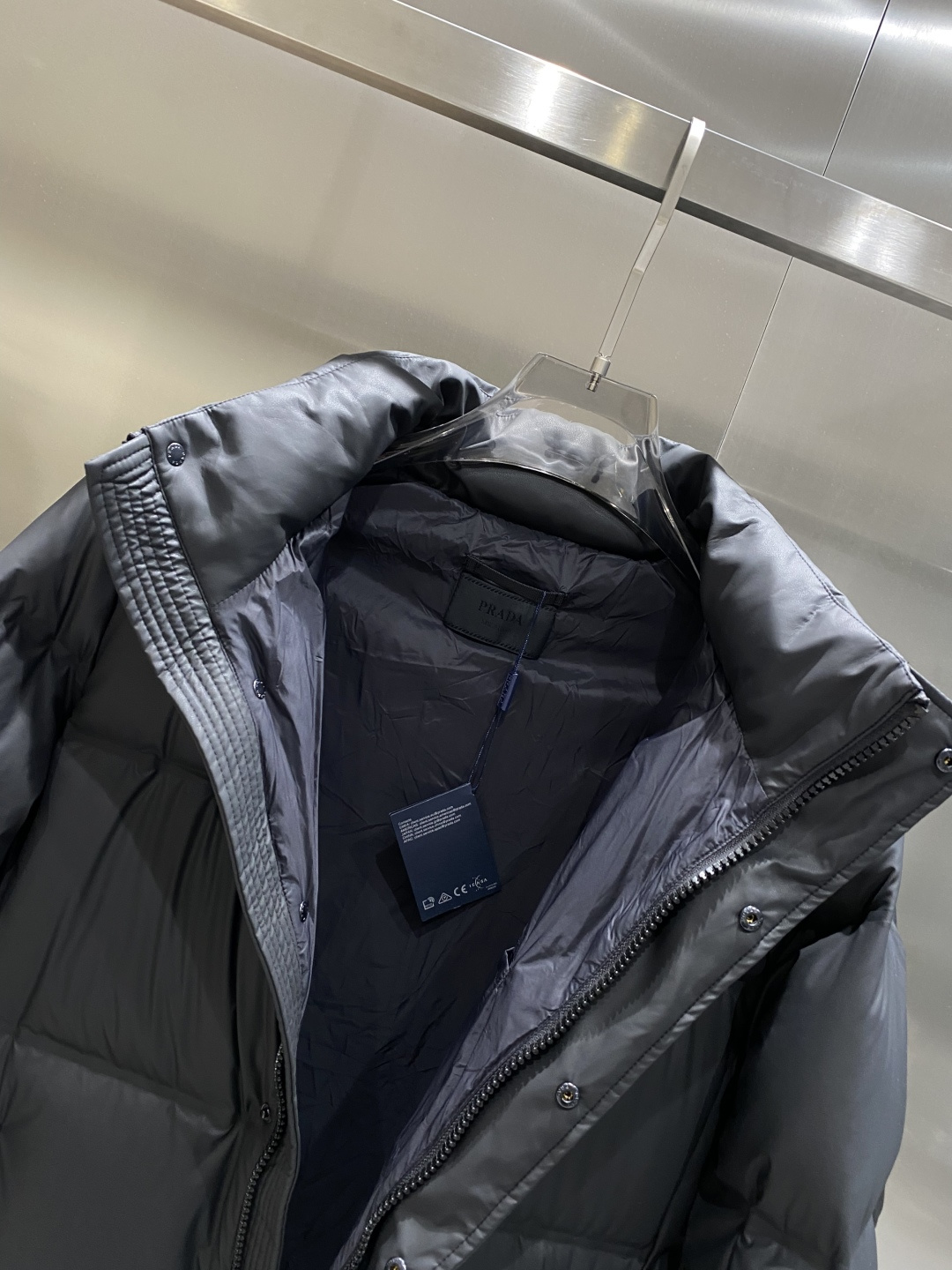 《𝙉𝙚𝙬🤍🖤普家》普拉达 代购正品级别秋冬新款羽绒服 原版1:1订制五金配件全进口原版定制 欢迎专柜对比