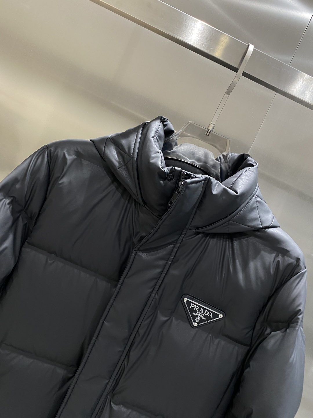 《𝙉𝙚𝙬🤍🖤普家》普拉达 代购正品级别秋冬新款羽绒服 原版1:1订制五金配件全进口原版定制 欢迎专柜对比