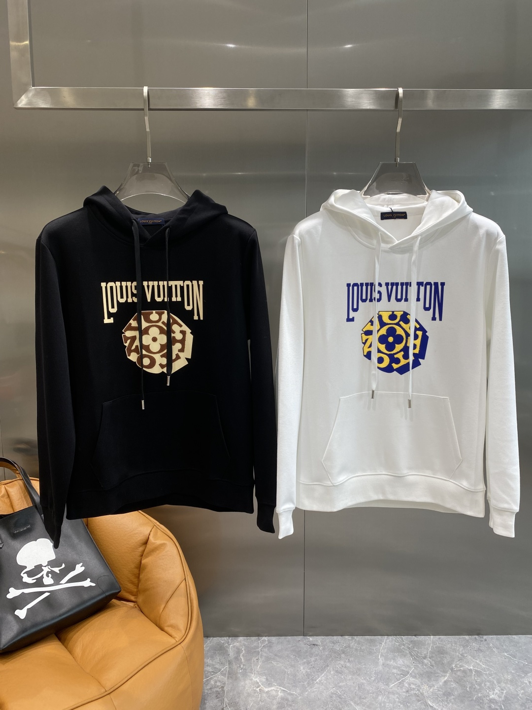 NO:596074,'Donkey Family' 2025ss latest autumn and winter counters have the same style for the first time!  High-end fashionable casual sweatshirt, the super authentic upper body will instantly transform you into an oppa!  Simple and fashionable three-dimensional tailoring, unique craftsmanship, original factory production, excellent upper body effect, showing confident temperament; all details show perfect quality. The classic logo on the chest symbolizes the brand's supreme quality. Owning it is the beginning of another fashion, size M-3XL, , louis vuitton, louis vuitton, hoodie, sweatshirts, alexander wang19860909《驴家》 2025ss秋冬最新款专柜同款首发！高端时尚休闲卫衣,超正版型上身瞬间变欧巴！简约时尚的三维裁剪,工艺独特,原单代工厂出品 上身效果极佳,彰显自信气质；所有细微处尽情展现完美品质胸口的经典Logo象征了品牌至高的品质,拥有,便是另一种时尚的开始,码数M—3XL隔天,,louis vuitton,louis vuitton,hoodie,sweatshirts,alexander wang,Men's clothing