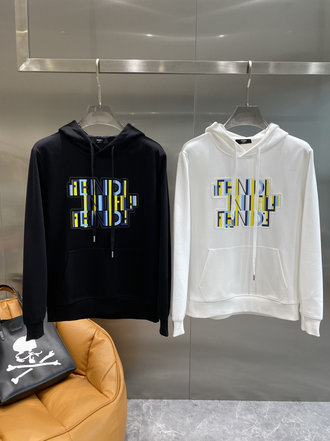 NO:596071,'Fenjia' new long-sleeved sweatshirt, handsome and fashionable, top design letter logo on the chest, simple and versatile. The cotton fabric is not only crisp and maintains the trendy silhouette, but also comfortable to wear, and the yarn is more delicate. The size is M-3XL, Fendi, hoodie, sweatshirts, alexander wang19860909《 芬家》 新品长袖卫衣,帅气时尚,胸前顶级设计字母logo,简约百搭款.面料棉 不仅挺括,保持潮流的廓形,又穿着舒适,纱织更细腻,码数M-3XL隔天,,fendi,hoodie,sweatshirts,alexander wang,Men's clothing