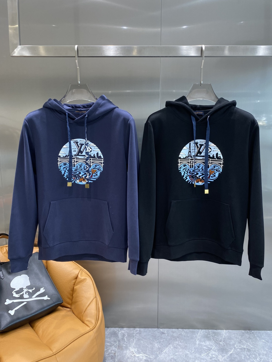 NO:596068,'Donkey Family' new long-sleeved sweatshirt, handsome and fashionable, top design letter logo on the chest, simple and versatile. The fabric cotton is not only crisp and maintains the trendy silhouette, but also comfortable to wear, and the yarn is more delicate. Size M-3XL next day,, louis vuitton, louis vuitton, hoodie, sweatshirts, alexander wang19860909《 驴家》 新品长袖卫衣,帅气时尚,胸前顶级设计字母logo,简约百搭款.面料棉 不仅挺括,保持潮流的廓形,又穿着舒适,纱织更细腻,码数M-3XL隔天,,louis vuitton,louis vuitton,hoodie,sweatshirts,alexander wang,Men's clothing