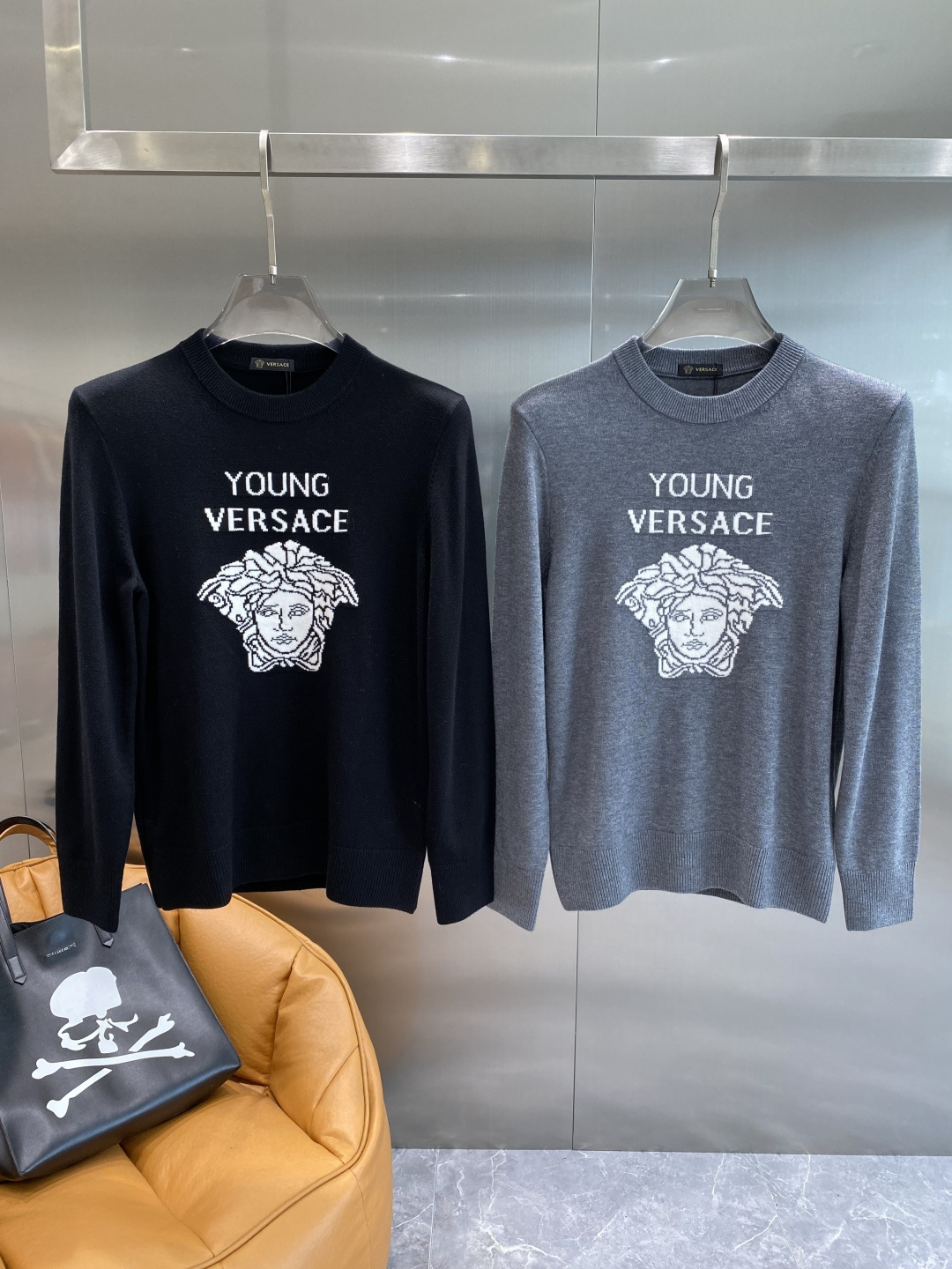 NO:595124,'Fan Family' 2025 official website latest autumn and winter sweaters, popular models are on sale at the same time at the counter!  Specially made of wool blended fabric. It feels comfortable. It can be directly in contact with the skin. The logo badge is exquisite and extremely eye-catching!  The details highlight the fashionable charm of big brands. Exquisite workmanship. Three-dimensional cutting style. The wearing effect is invincible and handsome!  All three standards are complete!  Size M-3XL next day,,sweaters,alexander wang19860909《范家》 2025官网秋冬季最新毛衣,专柜同步在售爆款！特供羊毛混纺面料.手感舒适.可直接接触皮肤,logo徽章精致标志,极为抢眼！细节凸显大牌时尚魅力.精致做工.立体裁剪风格.穿着效果无敌帅气！三标齐全！码数M-3XL隔天,,sweaters,alexander wang,Men's clothing