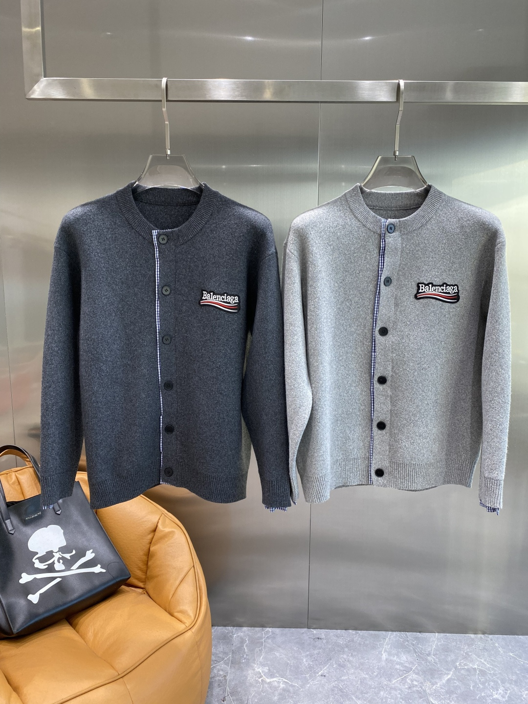 NO:596091,'Paris Home' 2025 official website's latest autumn and winter sweaters are on sale at the counter simultaneously!  Specially made of wool blended fabric. It feels comfortable. It can be directly in contact with the skin. The logo badge is exquisite and extremely eye-catching!  The details highlight the fashionable charm of big brands. Exquisite workmanship. Three-dimensional cutting style. The wearing effect is invincible and handsome!  All three standards are complete!  Size L-3XL next day,,balenciaga,sweaters,alexander wang19860909《巴黎家》 2025官网秋冬季最新毛衣,专柜同步在售爆款！特供羊毛混纺面料.手感舒适.可直接接触皮肤,logo徽章精致标志,极为抢眼！细节凸显大牌时尚魅力.精致做工.立体裁剪风格.穿着效果无敌帅气！三标齐全！码数L-3XL隔天,,balenciaga,sweaters,alexander wang,Men's clothing