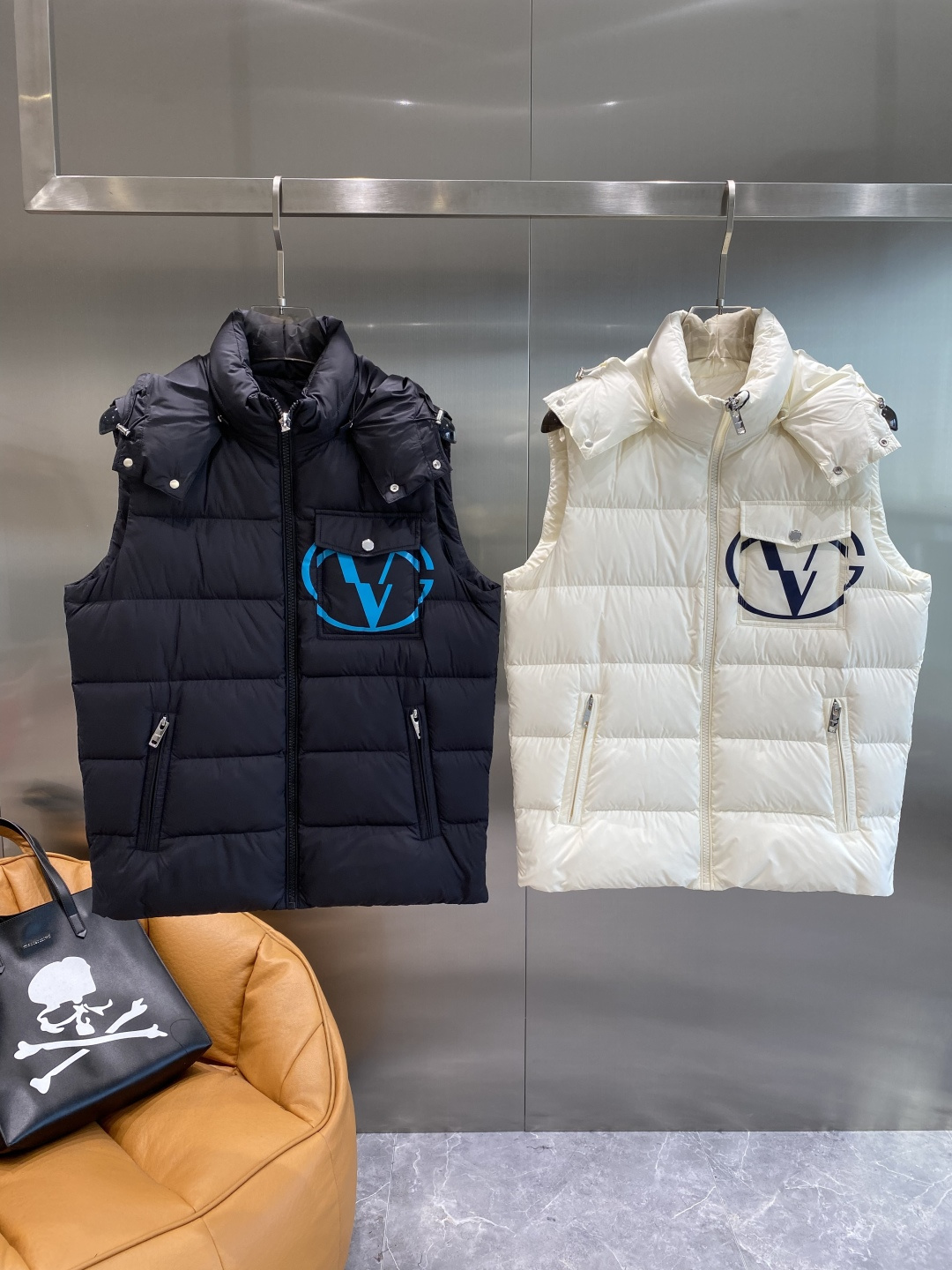 NO:595830,'Valentine's Home' Down Jacket Popular Autumn and Winter New Down Jacket Original 1:1 Customized Hardware Accessories All Imported Original Customization Welcome to Counter Comparison Absolutely High Quality Made of Top 90 White Duck Down Super Soft Filled with Fluffy and Plump Super Heavy Fabric Workmanship Perfect Fit Fabric Super Comfortable Exclusive Model Non-Market Product Size M to XXXL Vest Next Day,,valentino,down jacket,alexander wang19860909《华伦天家》 羽绒服 爆款秋冬新款羽绒服 原版1:1订制五金配件全进口原版定制 欢迎专柜对比 绝对的高品质 采用顶级90白鸭绒 超柔软 充羽量蓬松饱满 超级重面料做工杠杠的版型完美 面料超舒服 独家款 非市场货 码数M一XXXL 马甲隔天,,valentino,down jacket,alexander wang,Men's clothing