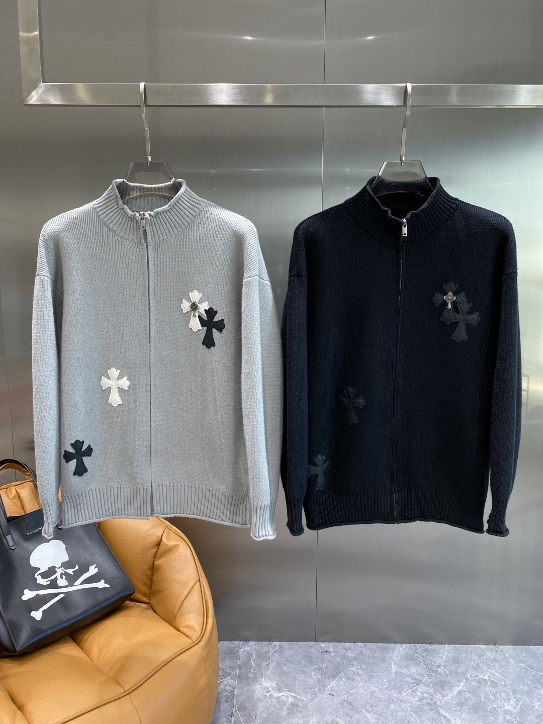 NO:596065,'Crojia' 2025 new autumn and winter sweaters. High-quality Italian imported fabrics, high-density knitting, fashionable and versatile sweaters, and very handsome. The classic logo is more durable and less likely to deform. The counter version can be easily held in various styles. The sought-after classic fashion style has become popular all over the world!  Size M-3XL next day,,chrome hearts,loewe,sweaters,alexander wang19860909《克罗家》 2025秋冬新款毛衣 高品质意大利进口面料,高密度针织,时尚百搭毛衣,帅气十足.经典Logo标志 更耐穿更加不易变形,专柜版型,各种风格都能轻松Hold住,追捧的经典时尚款 已经风靡全球！码数M-3XL隔天,,chrome hearts,loewe,sweaters,alexander wang,Men's clothing