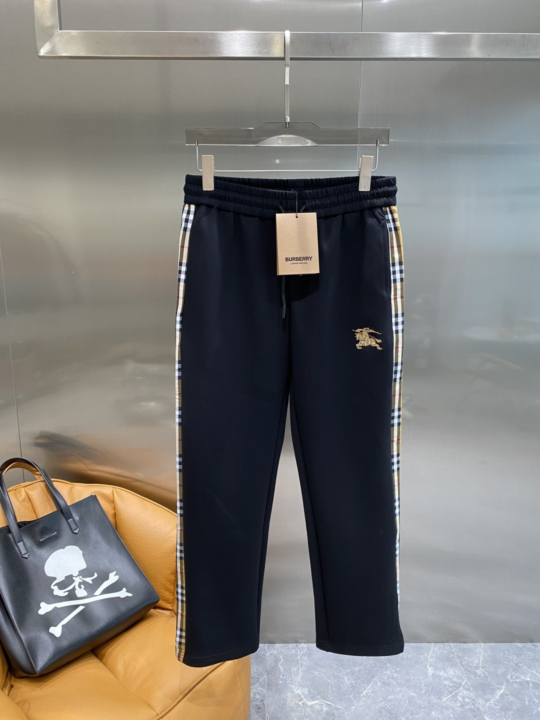 NO:628543,'Bajia' 2025 new counter product hot-selling high-end casual pants and elastic pants!  Luxury brand logos are embellished with craftsmanship. You can enter and exit the counter at will. A must-have for high-end men!  Silk cotton fabrics supplied by customers show high-end luxury, simple and elegant design, very expensive fabric ingredients and high craftsmanship!  The tailoring is sharp and the upper body has no sense of restraint. A must-have new product for fashionable men!  Size M-3XL next day,,burberry,alexander wang19860909《巴家》 2025专柜新品大爆款高端休闲裤松紧裤！奢华品牌logo重工艺点缀 随意进出专柜,高端男士必备！客供丝棉面料 尽显高端奢华 设计简洁大方 面料成分非常昂贵 高工艺！剪裁鲜明,上身毫无束缚感 时尚潮男必备新品！尺码M-3XL隔天,,burberry,alexander wang,Men's clothing