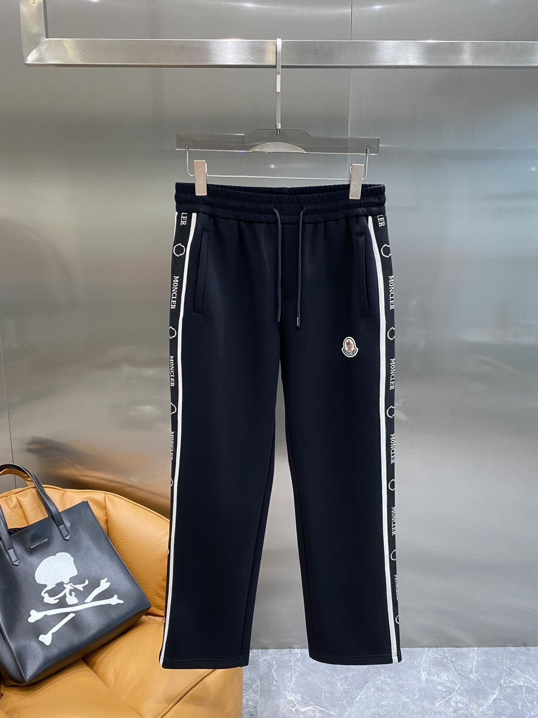 NO:628564,'Mengjia' 2025 new counter product hot-selling high-end casual pants and elastic pants!  Luxurious brand logos are embellished with craftsmanship. You can enter and leave the counter at will. A must-have for high-end men!  Silk cotton fabrics supplied by customers show high-end luxury, simple and elegant design, very expensive fabric ingredients and high craftsmanship!  The tailoring is sharp and the upper body has no sense of restraint. A must-have new product for fashionable men!  Size M-3XL next day,,alexander wang19860909《蒙家》 2025专柜新品大爆款高端休闲裤松紧裤！奢华品牌logo重工艺点缀 随意 进出专柜,高端男士必备！客供丝棉面料 尽显高端奢华 设计简洁大方 面料成分非常昂贵 高工艺！剪裁鲜明,上身毫无束缚感 时尚潮男必备新品！尺码M-3XL隔天,,alexander wang,Men's clothing