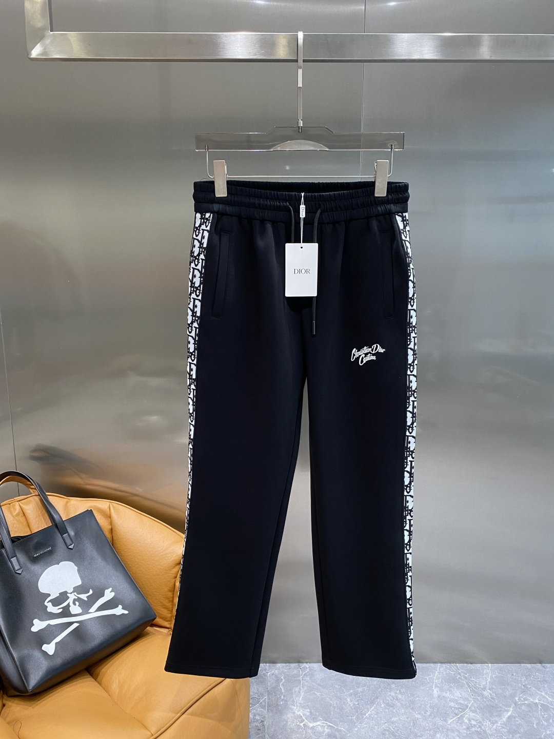 NO:628571,'Dijia' 2025 new counter product hot-selling high-end casual pants and elastic pants!  Luxurious brand logos are embellished with craftsmanship. You can enter and leave the counter at will. A must-have for high-end men!  Silk cotton fabrics supplied by customers show high-end luxury, simple and elegant design, very expensive fabric ingredients and high craftsmanship!  The tailoring is sharp and there is no sense of restraint on the upper body. A must-have new product for fashionable men!  Size M-3XL next day, dior, alexander wang19860909《迪家》 2025专柜新品大爆款高端休闲裤松紧裤！奢华品牌logo重工艺点缀 随意 进出专柜,高端男士必备！客供丝棉面料 尽显高端奢华 设计简洁大方 面料成分非常昂贵 高工艺！剪裁鲜明,上身毫无束缚感 时尚潮男必备新品！尺码M-3XL隔天,,dior,alexander wang,Men's clothing