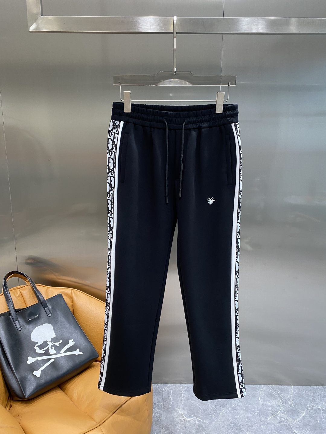 NO:628585,'Dijia' 2025 new counter product hot-selling high-end casual pants and elastic pants!  Luxurious brand logos are embellished with craftsmanship. You can enter and leave the counter at will. A must-have for high-end men!  Silk cotton fabrics supplied by customers show high-end luxury, simple and elegant design, very expensive fabric ingredients and high craftsmanship!  The tailoring is sharp and the upper body has no sense of restraint. A must-have new product for fashionable men!  Size M-3XL next day, dior, alexander wang19860909《迪家》 2025专柜新品大爆款高端休闲裤松紧裤！奢华品牌logo重工艺点缀 随意 进出专柜,高端男士必备！客供丝棉面料 尽显高端奢华 设计简洁大方 面料成分非常昂贵 高工艺！剪裁鲜明,上身毫无束缚感 时尚潮男必备新品！尺码M-3XL隔天,,dior,alexander wang,Men's clothing