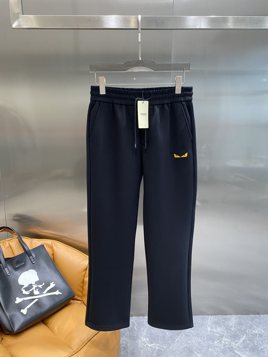 NO:628550,'Fenjia' 2025 new counter product hot-selling high-end casual pants and elastic pants!  Luxury brand logos are embellished with craftsmanship. You can enter and exit the counter at will. A must-have for high-end men!  Silk cotton fabrics supplied by customers show high-end luxury, simple and elegant design, very expensive fabric ingredients and high craftsmanship!  The tailoring is sharp and the upper body has no sense of restraint. A must-have new product for fashionable men!  Size M-3XL next day,,fendi,alexander wang19860909《芬家》 2025专柜新品大爆款高端休闲裤松紧裤！奢华品牌logo重工艺点缀 随意进出专柜,高端男士必备！客供丝棉面料 尽显高端奢华 设计简洁大方 面料成分非常昂贵 高工艺！剪裁鲜明,上身毫无束缚感 时尚潮男必备新品！尺码M-3XL隔天,,fendi,alexander wang,Men's clothing