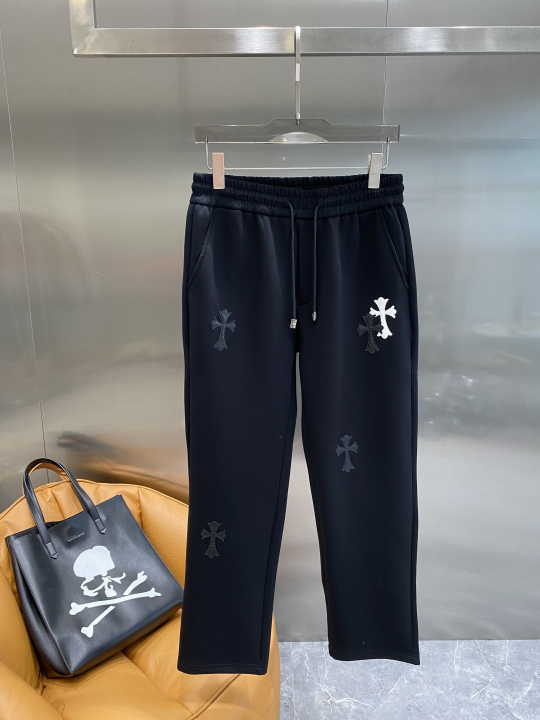 NO:628599,'Kejia' 2025 new counter product hot-selling high-end casual pants and elastic pants!  Luxurious brand logos are embellished with craftsmanship. You can enter and leave the counter at will. A must-have for high-end men!  Silk cotton fabrics supplied by customers show high-end luxury, simple and elegant design, very expensive fabric ingredients and high craftsmanship!  The tailoring is sharp and the upper body has no sense of restraint. A must-have new product for fashionable men!  Size M-3XL next day,,alexander wang19860909《克家》 2025专柜新品大爆款高端休闲裤松紧裤！奢华品牌logo重工艺点缀 随意 进出专柜,高端男士必备！客供丝棉面料 尽显高端奢华 设计简洁大方 面料成分非常昂贵 高工艺！剪裁鲜明,上身毫无束缚感 时尚潮男必备新品！尺码M-3XL隔天,,alexander wang,Men's clothing