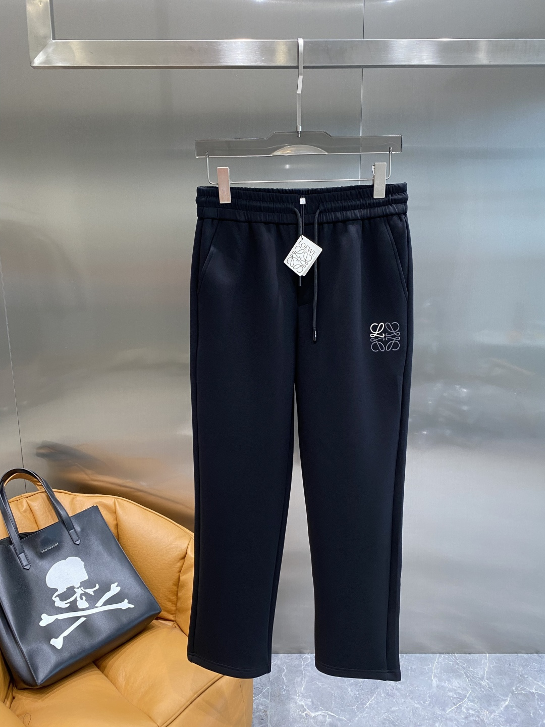 NO:628592,'Luojia' 2025 new counter product hot-selling high-end casual pants and elastic pants!  Luxurious brand logos are embellished with craftsmanship. You can enter and leave the counter at will. A must-have for high-end men!  Silk cotton fabrics supplied by customers show high-end luxury, simple and elegant design, very expensive fabric ingredients and high craftsmanship!  The tailoring is sharp and there is no sense of restraint on the upper body. A must-have new product for fashionable men!  Size M-3XL next day,,loewe,alexander wang19860909《罗家》 2025专柜新品大爆款高端休闲裤松紧裤！奢华品牌logo重工艺点缀 随意 进出专柜,高端男士必备！客供丝棉面料 尽显高端奢华 设计简洁大方 面料成分非常昂贵 高工艺！剪裁鲜明,上身毫无束缚感 时尚潮男必备新品！尺码M-3XL隔天,,loewe,alexander wang,Men's clothing