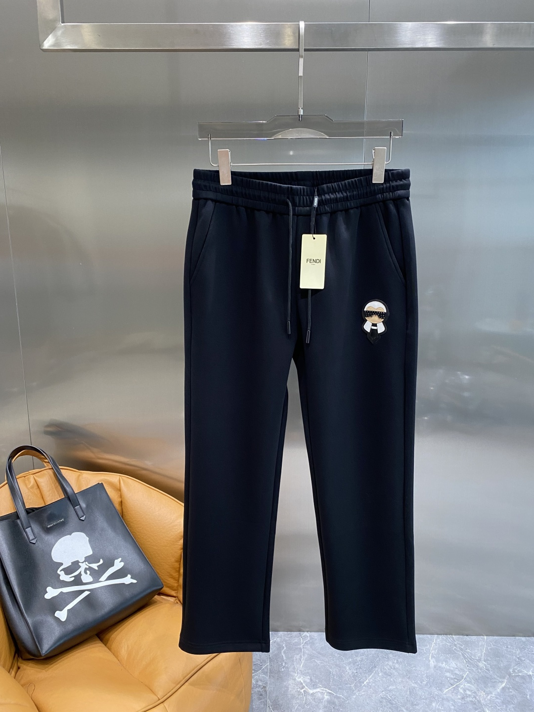 NO:628531,'Fenjia' 2025ss autumn men's casual pants, long pants, high-end version!  The custom-made fabrics at the counter are highly breathable and comfortable, with impeccable details. The brand element design concept reflects high quality. It feels delicate and soft in the hand!  It presents a casual cut and the upper body shape is great!  Digital M-3XL next day,,fendi,alexander wang19860909《芬家》 2025ss秋款男休士裤闲 裤长,端高版本！专柜定制面料 气透舒适度高,细节无可挑剔,牌品元素计设念理,体现高品质.手细感腻柔软！呈现休闲剪裁,上身版型超赞！数码M-3XL隔天,,fendi,alexander wang,Men's clothing