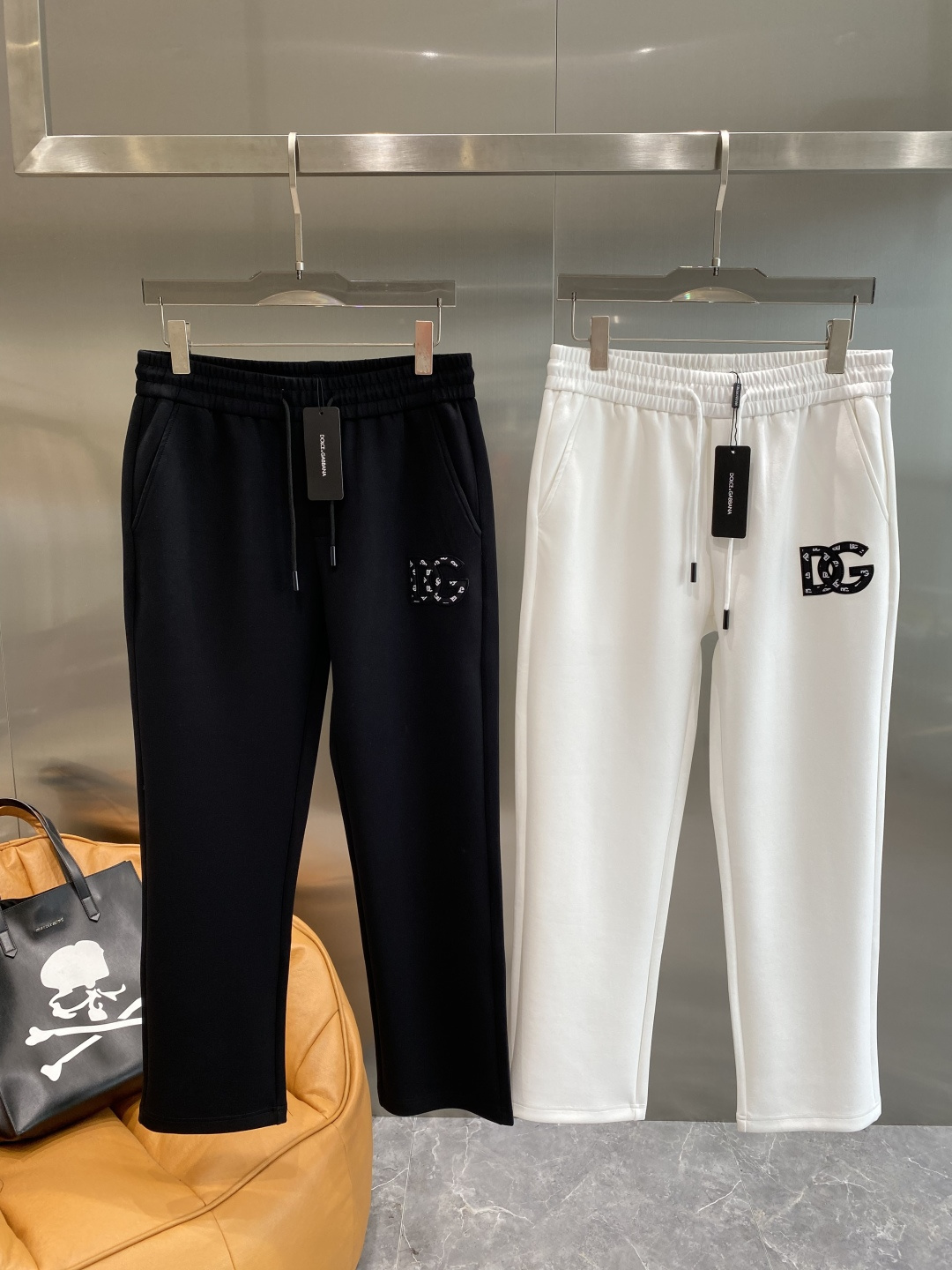 NO:628524,'DG Home' 2025ss autumn men's casual pants, long pants, high-end version!  The custom-made fabrics at the counter are highly breathable and comfortable, with impeccable details. The brand element design concept reflects high quality. It feels delicate and soft in the hand!  It presents a casual cut and the upper body shape is awesome!  Digital M-3XL next day,,gucci,alexander wang19860909《DG家》 2025ss秋款男休士裤闲 裤长,端高版本！专柜定制面料 气透舒适度高,细节无可挑剔,牌品元素计设念理,体现高品质.手细感腻柔软！呈现休闲剪裁,上身版型超赞！数码M-3XL隔天,,gucci,alexander wang,Men's clothing