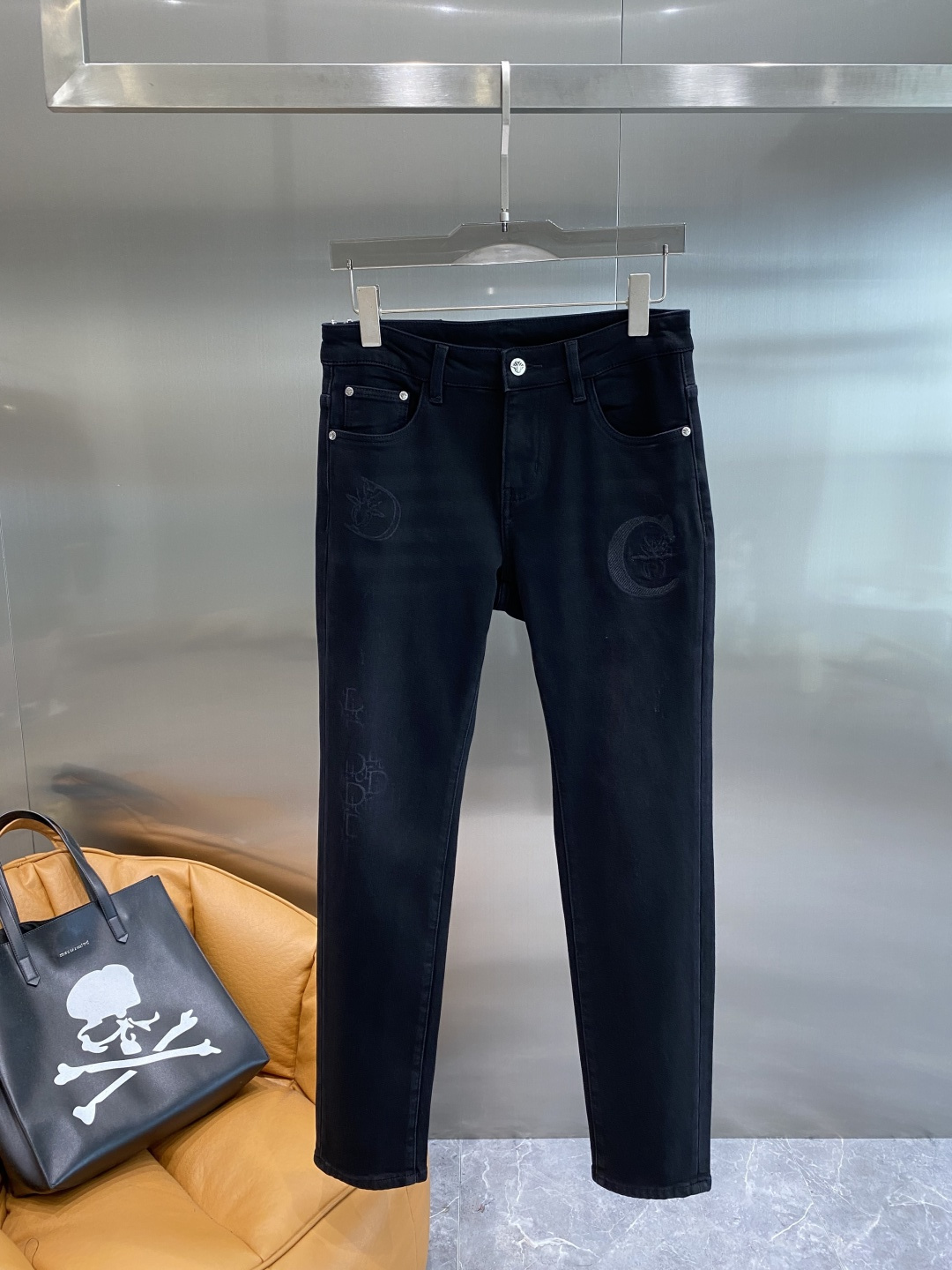 NO:712619,'Dijia' 25ss Autumn and Winter Denim, a super stylish pair of jeans, customized original washed denim fabric, unique design, top-notch craftsmanship letter pattern logo, original hardware accessories decoration, an extremely outstanding pair of jeans, the materials and craftsmanship are extremely luxurious and exquisite, extremely high-grade, and the upper body is handsome and stylish!  Size 29-36 next day, dior,jeans,19860909《迪家》 25ss秋冬牛仔 超级有范儿的一款牛仔裤,定制原版水洗牛仔面料,独特设计,顶级工艺字母图案logo,原版五金辅料装饰,极为翘楚的一款牛仔裤,用料与工艺都极致奢华精湛,档次极高,上身帅气有型！码数29-36隔天,,dior,jeans,,Men's clothing