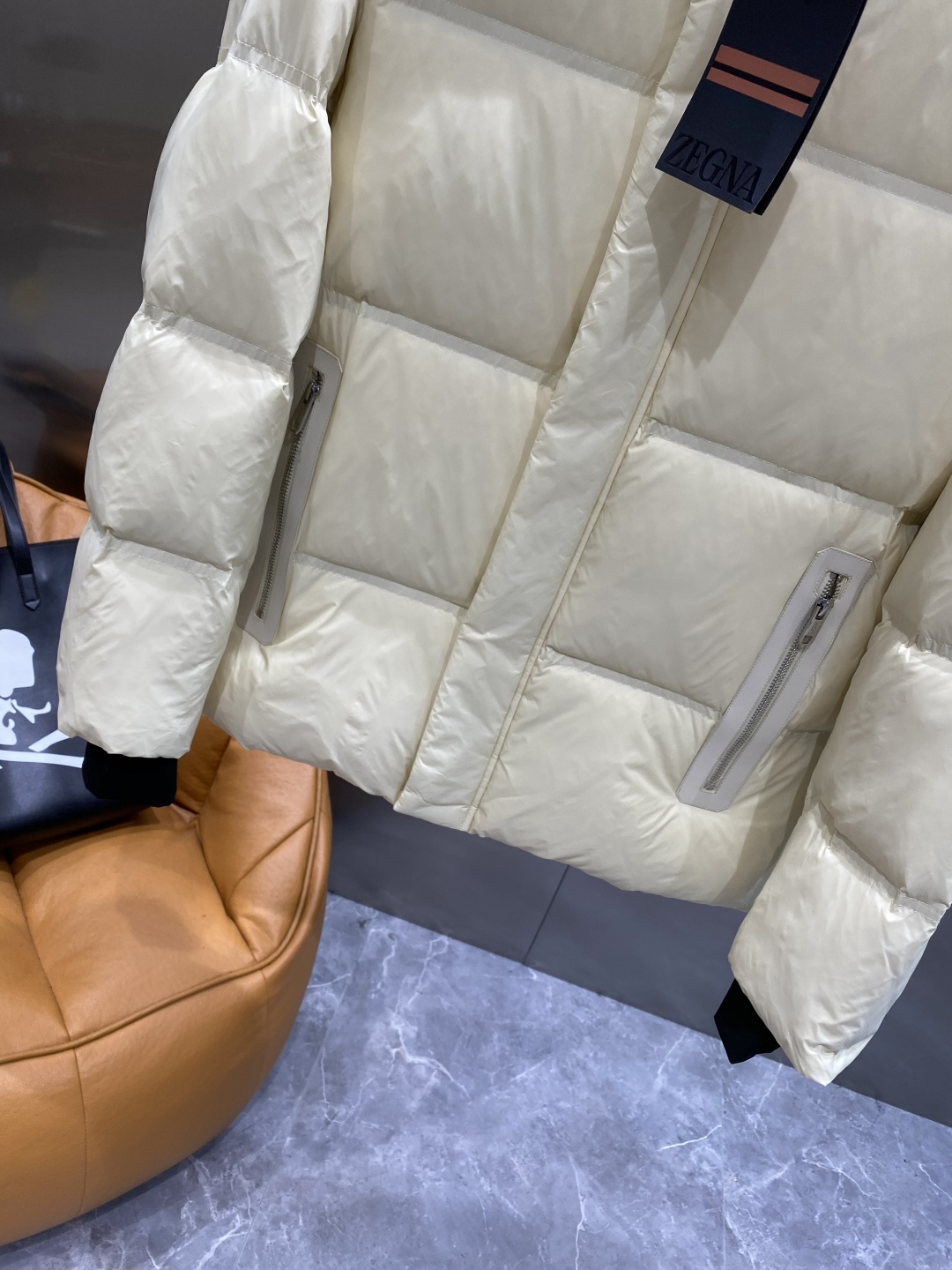 《𝙉𝙚𝙬🤍🖤杰尼家》独家专供秋冬新款羽绒服。贸易公司渠道稀出，降温天气必备的保暖单品，耐磨防刮易打理，在