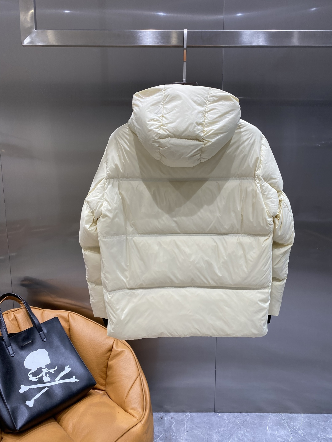 《𝙉𝙚𝙬🤍🖤杰尼家》独家专供秋冬新款羽绒服。贸易公司渠道稀出，降温天气必备的保暖单品，耐磨防刮易打理，在