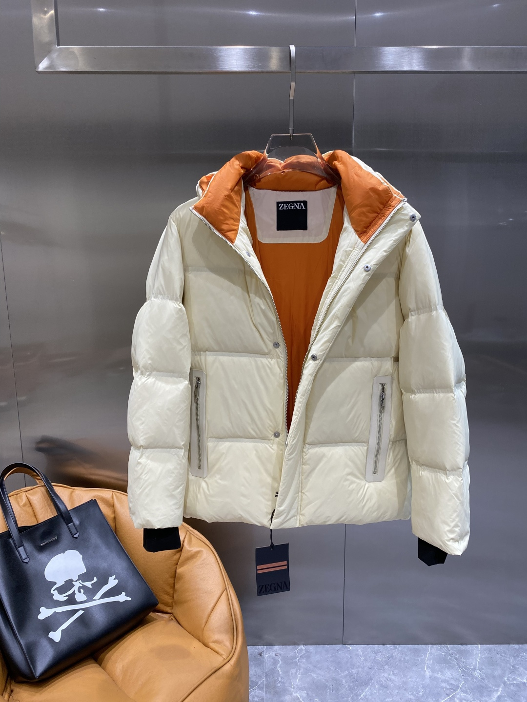 《𝙉𝙚𝙬🤍🖤杰尼家》独家专供秋冬新款羽绒服。贸易公司渠道稀出，降温天气必备的保暖单品，耐磨防刮易打理，在