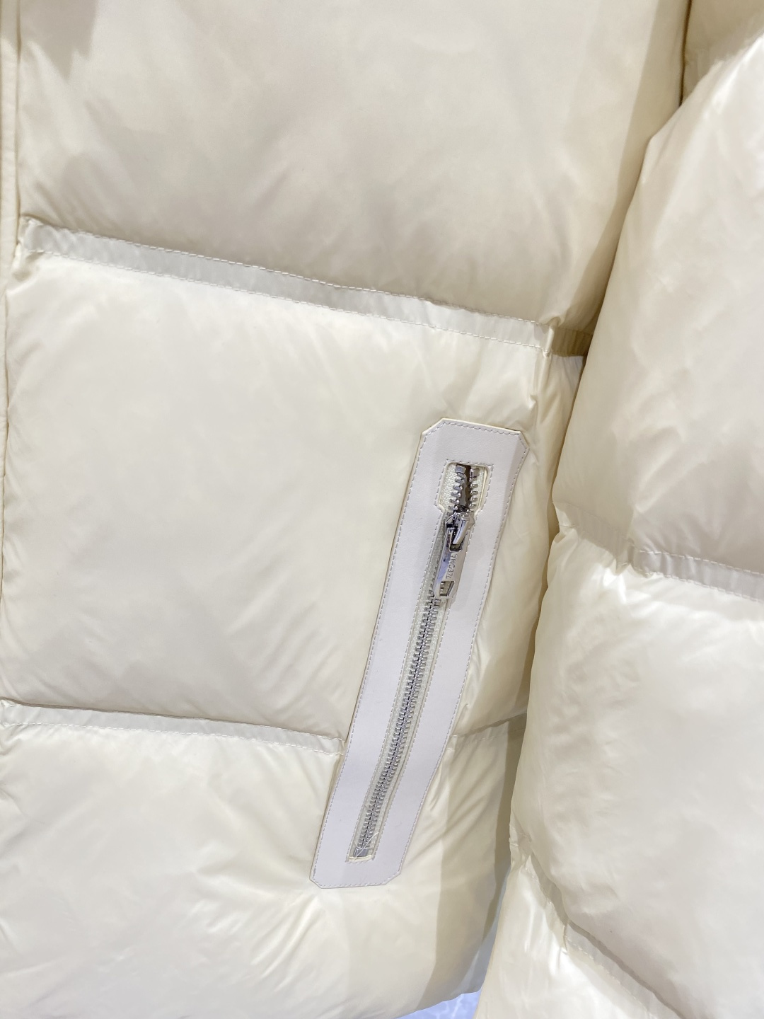 《𝙉𝙚𝙬🤍🖤杰尼家》独家专供秋冬新款羽绒服。贸易公司渠道稀出，降温天气必备的保暖单品，耐磨防刮易打理，在