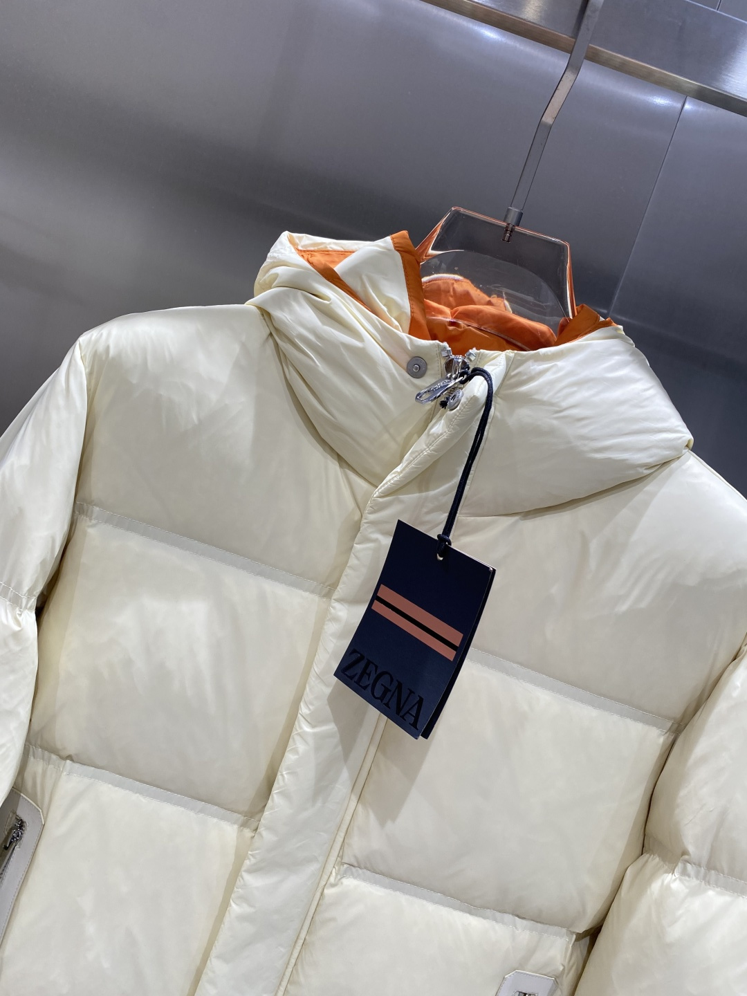 《𝙉𝙚𝙬🤍🖤杰尼家》独家专供秋冬新款羽绒服。贸易公司渠道稀出，降温天气必备的保暖单品，耐磨防刮易打理，在