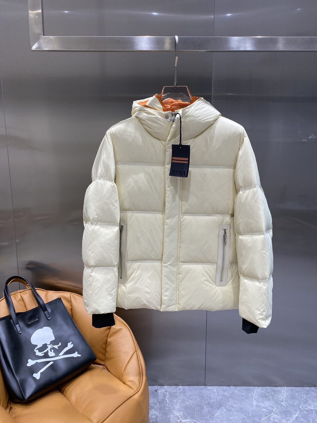 《𝙉𝙚𝙬🤍🖤杰尼家》独家专供秋冬新款羽绒服。贸易公司渠道稀出，降温天气必备的保暖单品，耐磨防刮易打理，在