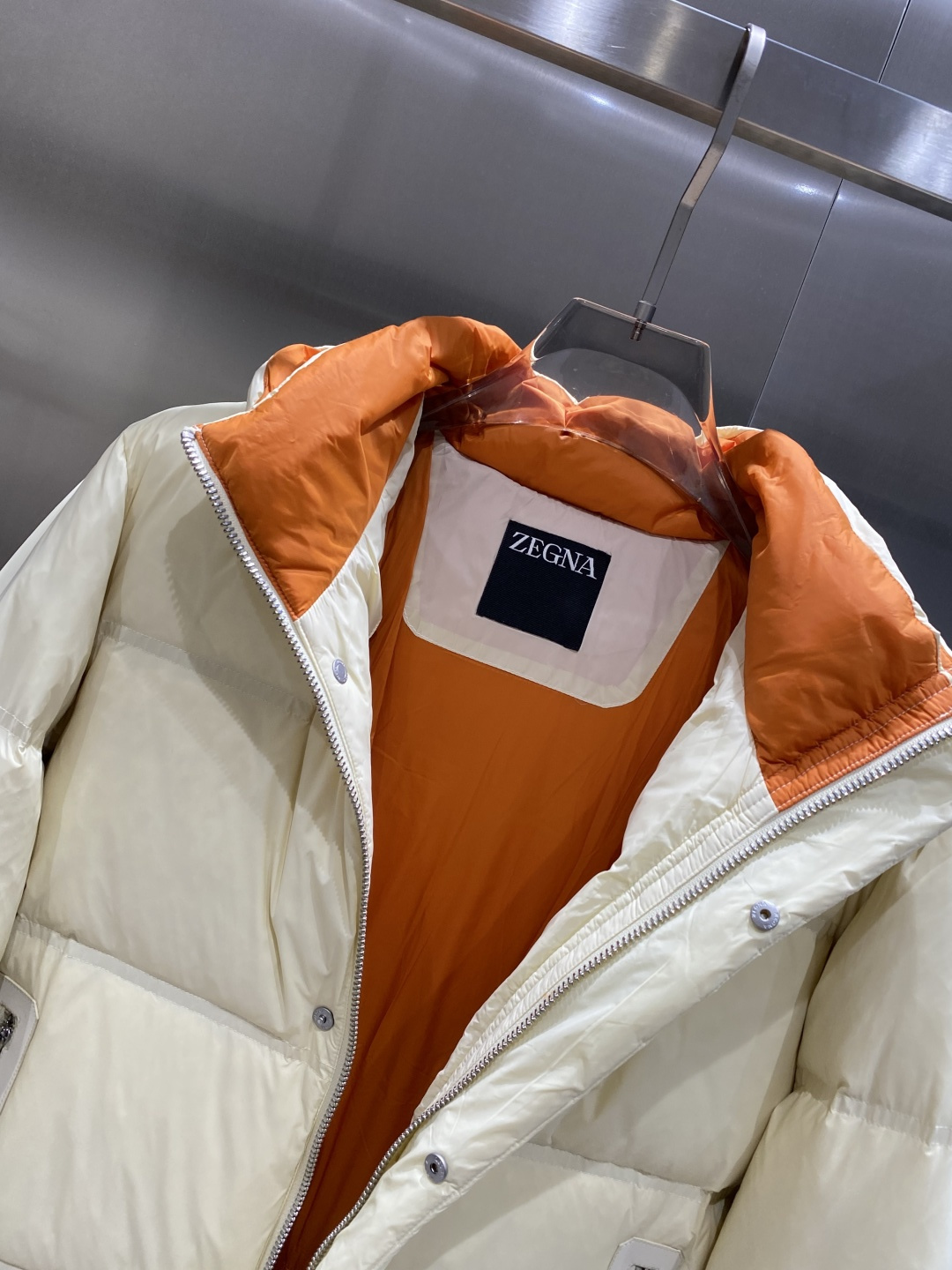 《𝙉𝙚𝙬🤍🖤杰尼家》独家专供秋冬新款羽绒服。贸易公司渠道稀出，降温天气必备的保暖单品，耐磨防刮易打理，在