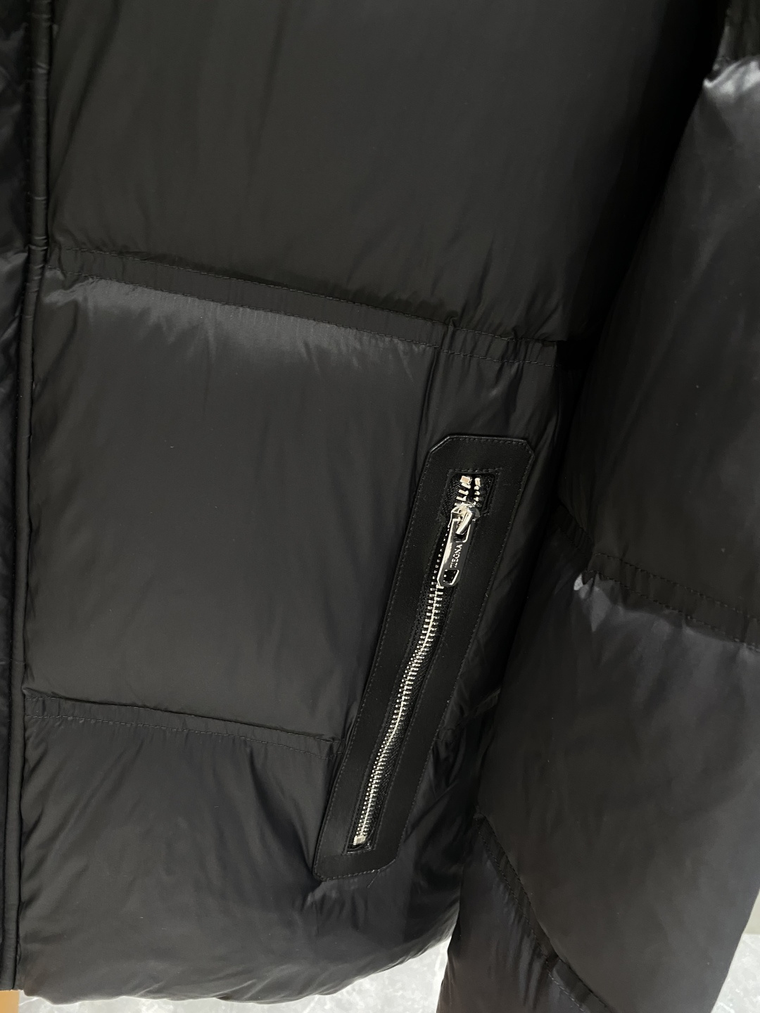 《𝙉𝙚𝙬🤍🖤杰尼家》独家专供秋冬新款羽绒服。贸易公司渠道稀出，降温天气必备的保暖单品，耐磨防刮易打理，在