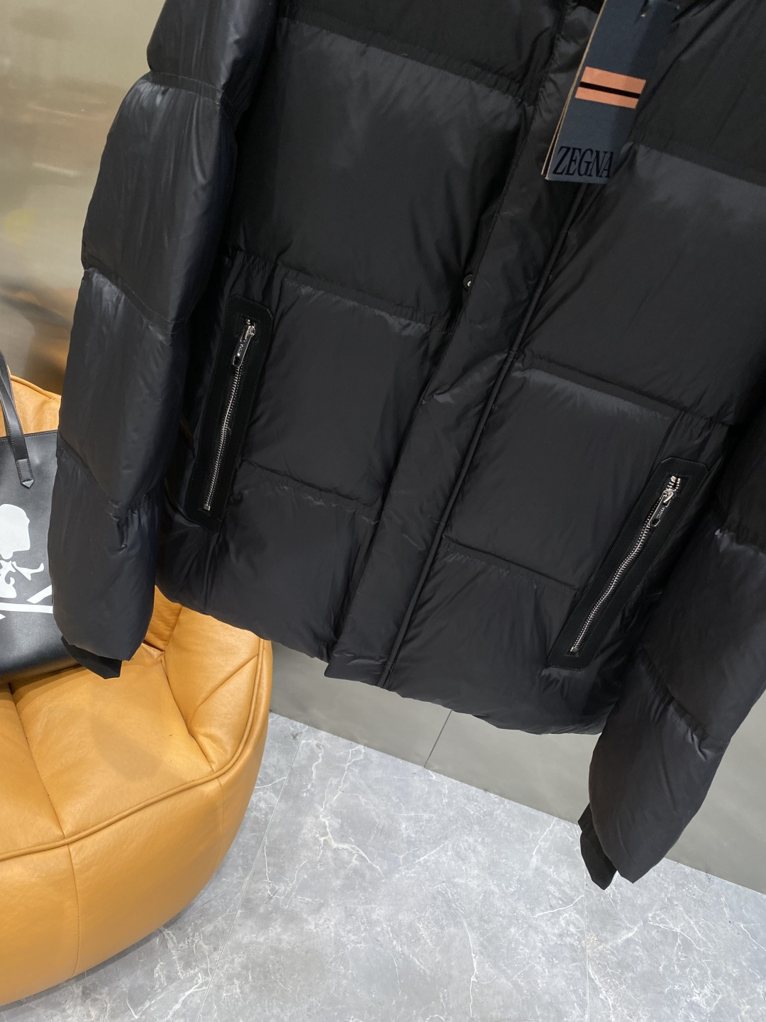 《𝙉𝙚𝙬🤍🖤杰尼家》独家专供秋冬新款羽绒服。贸易公司渠道稀出，降温天气必备的保暖单品，耐磨防刮易打理，在