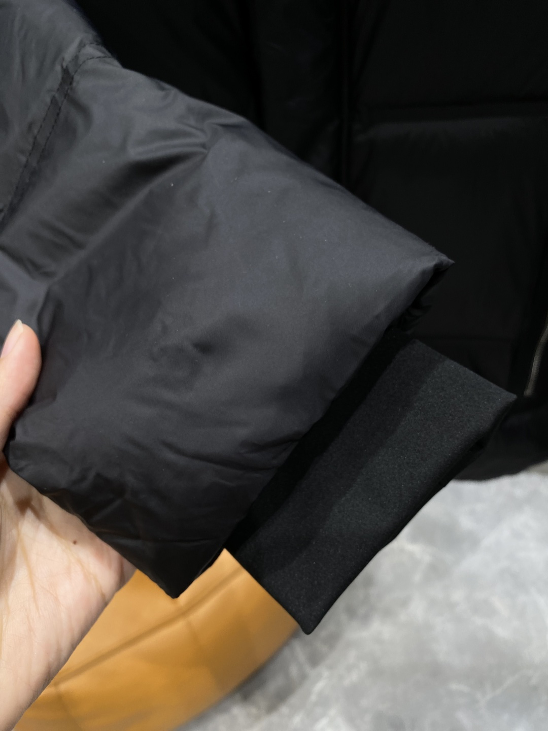 《𝙉𝙚𝙬🤍🖤杰尼家》独家专供秋冬新款羽绒服。贸易公司渠道稀出，降温天气必备的保暖单品，耐磨防刮易打理，在