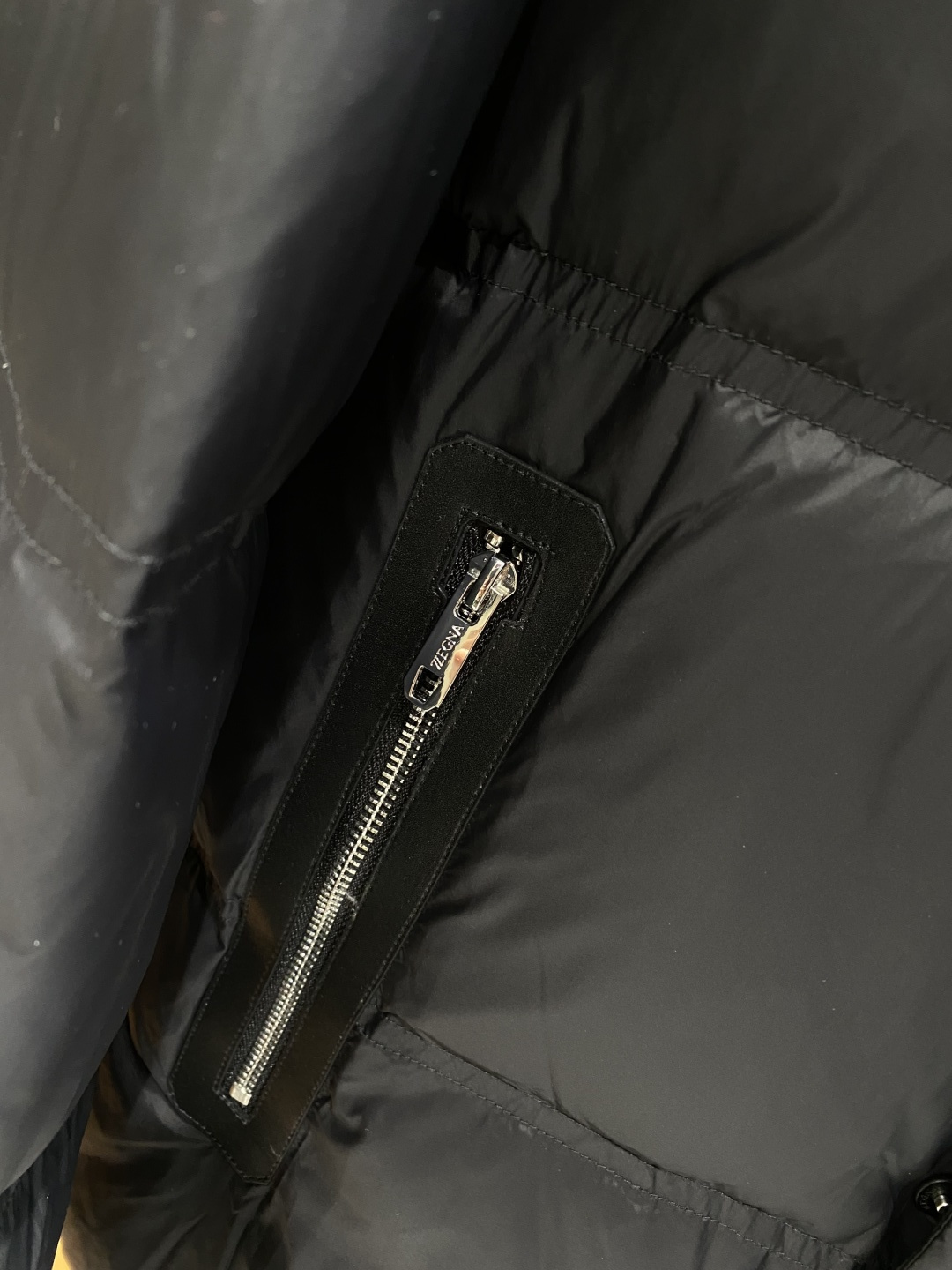 《𝙉𝙚𝙬🤍🖤杰尼家》独家专供秋冬新款羽绒服。贸易公司渠道稀出，降温天气必备的保暖单品，耐磨防刮易打理，在