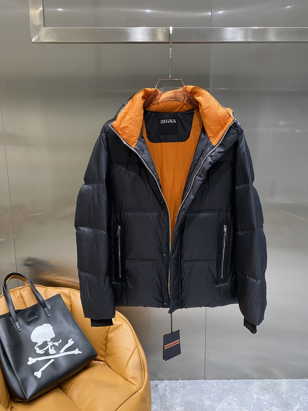 《𝙉𝙚𝙬🤍🖤杰尼家》独家专供秋冬新款羽绒服。贸易公司渠道稀出，降温天气必备的保暖单品，耐磨防刮易打理，在