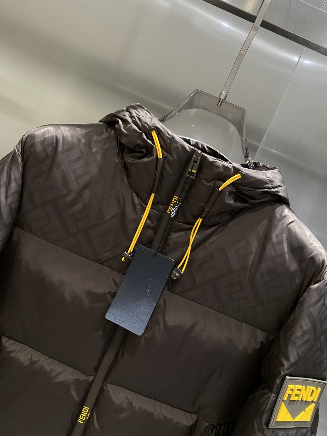 《𝙉𝙚𝙬🤍🖤芬家》独家专供秋冬新款羽绒服。贸易公司渠道稀出，降温天气必备的保暖单品，耐磨防刮易打理，在搭