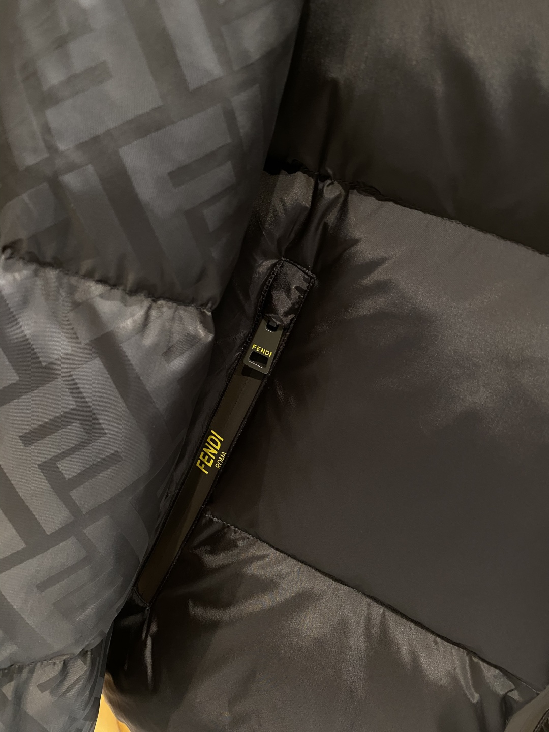 《𝙉𝙚𝙬🤍🖤芬家》独家专供秋冬新款羽绒服。贸易公司渠道稀出，降温天气必备的保暖单品，耐磨防刮易打理，在搭