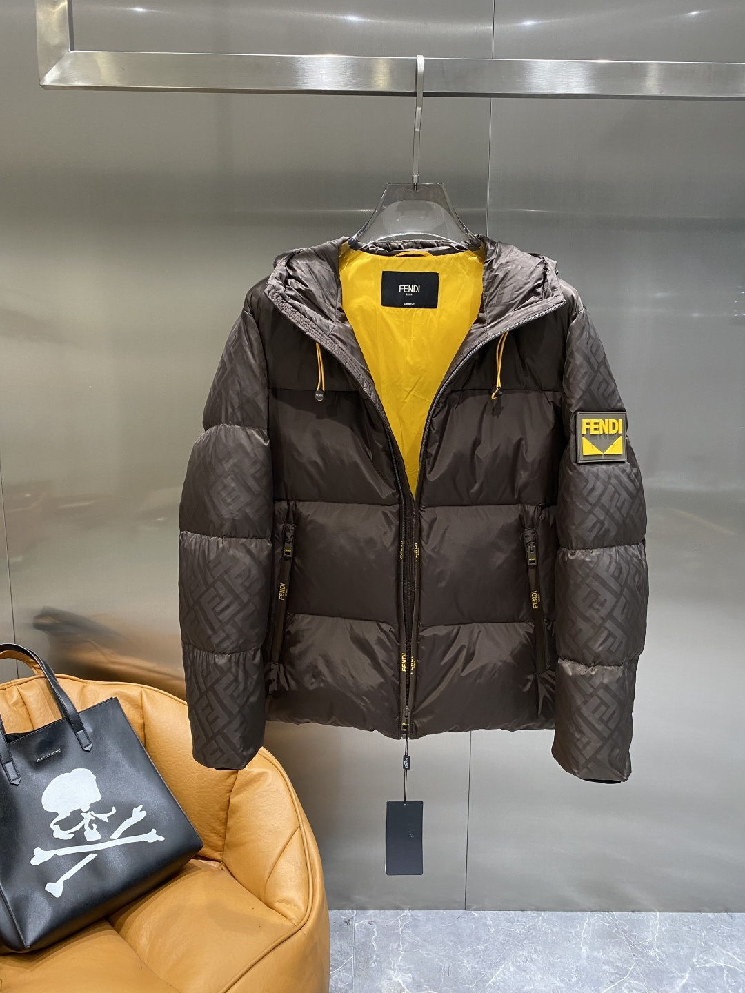 《𝙉𝙚𝙬🤍🖤芬家》独家专供秋冬新款羽绒服。贸易公司渠道稀出，降温天气必备的保暖单品，耐磨防刮易打理，在搭