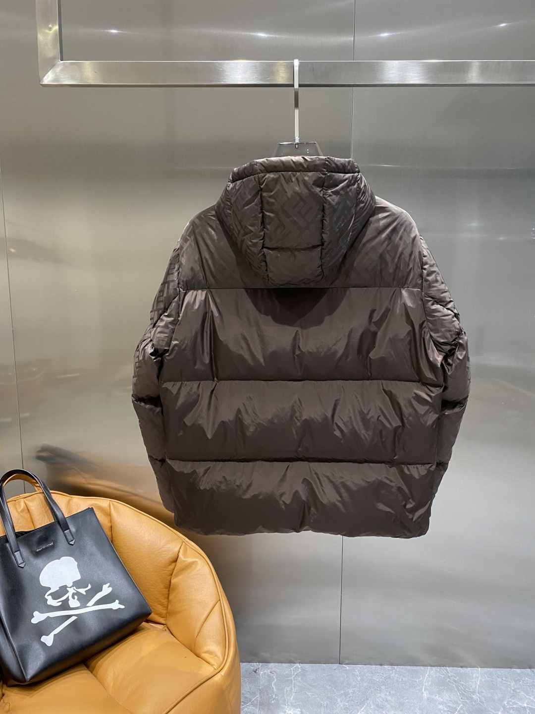 《𝙉𝙚𝙬🤍🖤芬家》独家专供秋冬新款羽绒服。贸易公司渠道稀出，降温天气必备的保暖单品，耐磨防刮易打理，在搭