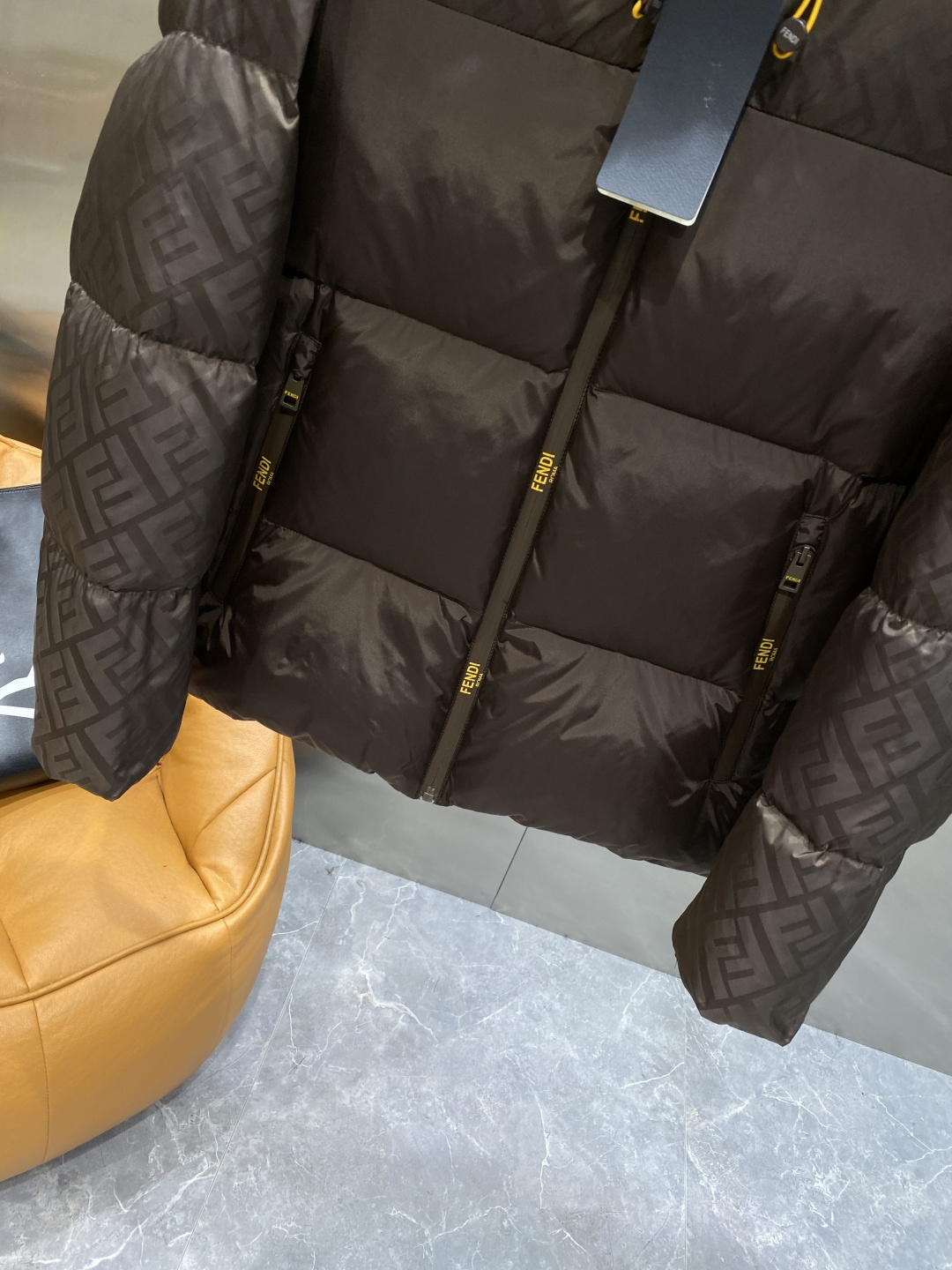 《𝙉𝙚𝙬🤍🖤芬家》独家专供秋冬新款羽绒服。贸易公司渠道稀出，降温天气必备的保暖单品，耐磨防刮易打理，在搭