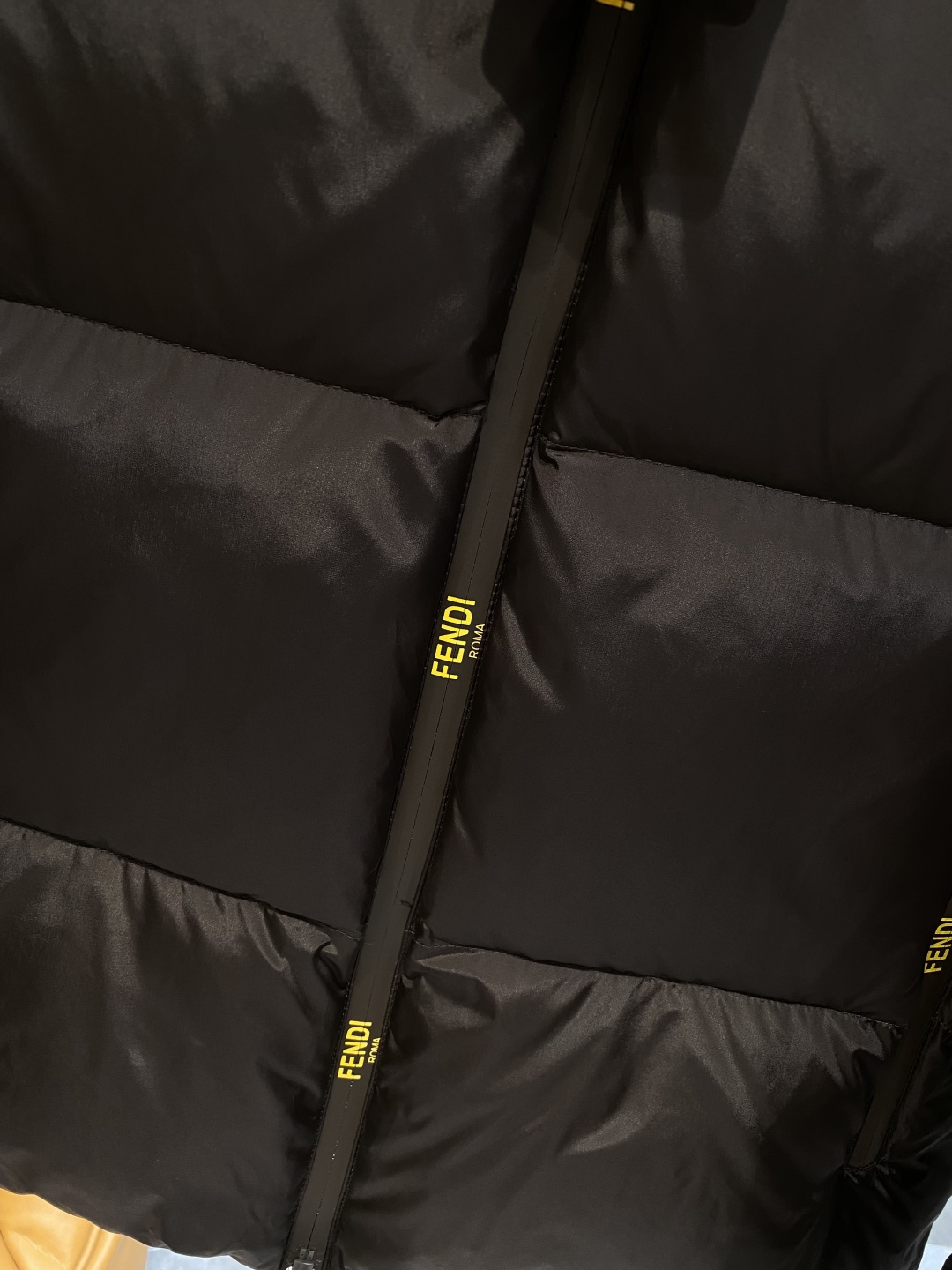 《𝙉𝙚𝙬🤍🖤芬家》独家专供秋冬新款羽绒服。贸易公司渠道稀出，降温天气必备的保暖单品，耐磨防刮易打理，在搭