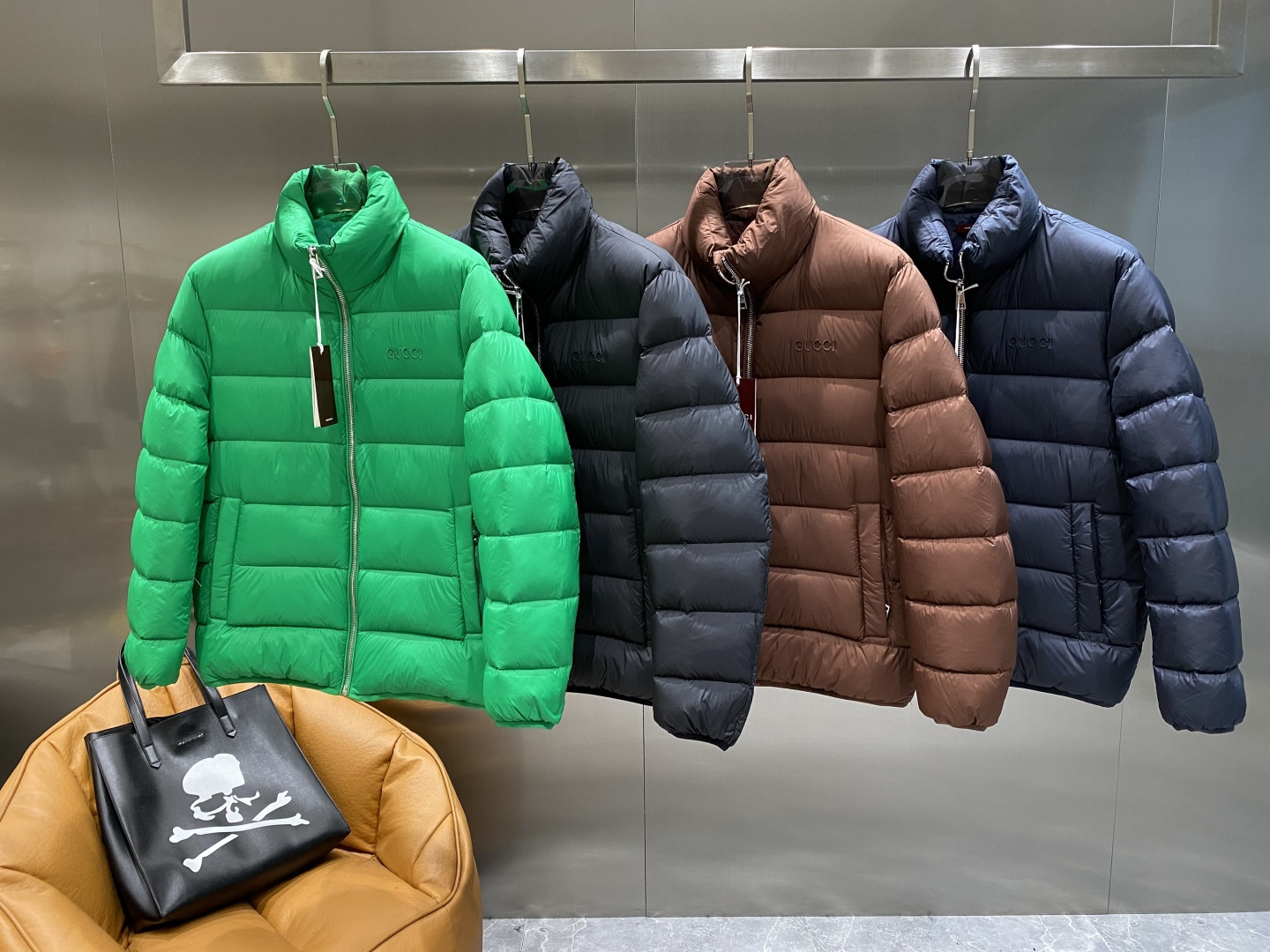 《𝙉𝙚𝙬🤍🖤古家》2025独家专供秋冬新款羽绒服。贸易公司渠道稀出，降温天气必备的保暖单品，不论是日常还