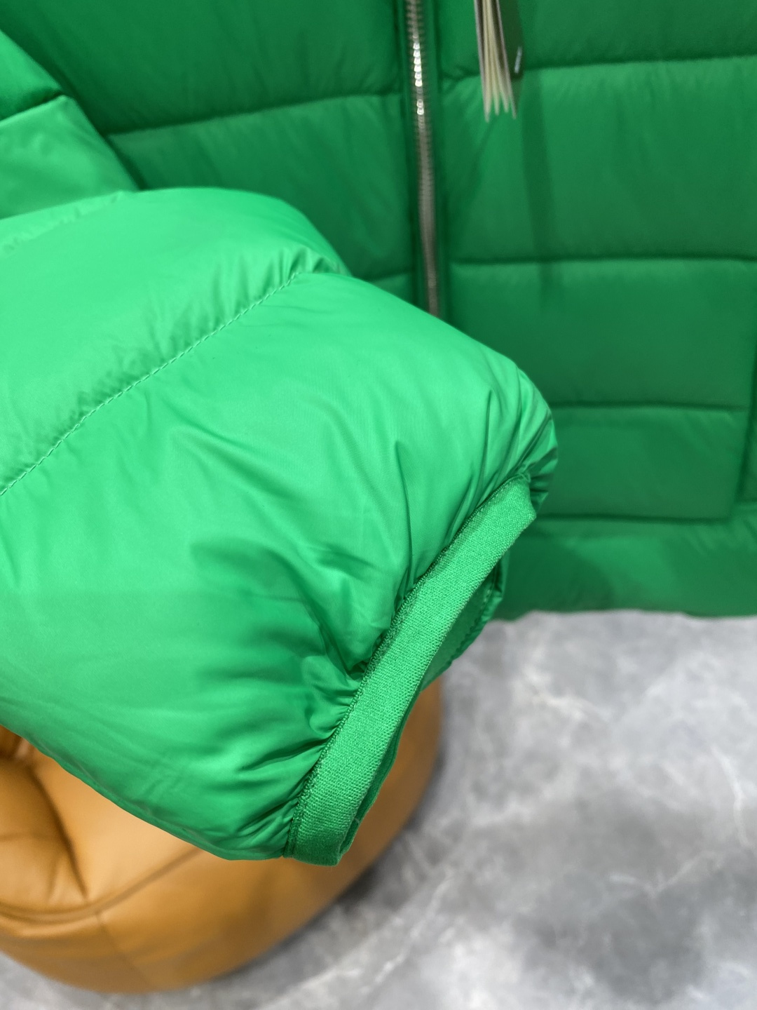 《𝙉𝙚𝙬🤍🖤古家》2025独家专供秋冬新款羽绒服。贸易公司渠道稀出，降温天气必备的保暖单品，不论是日常还