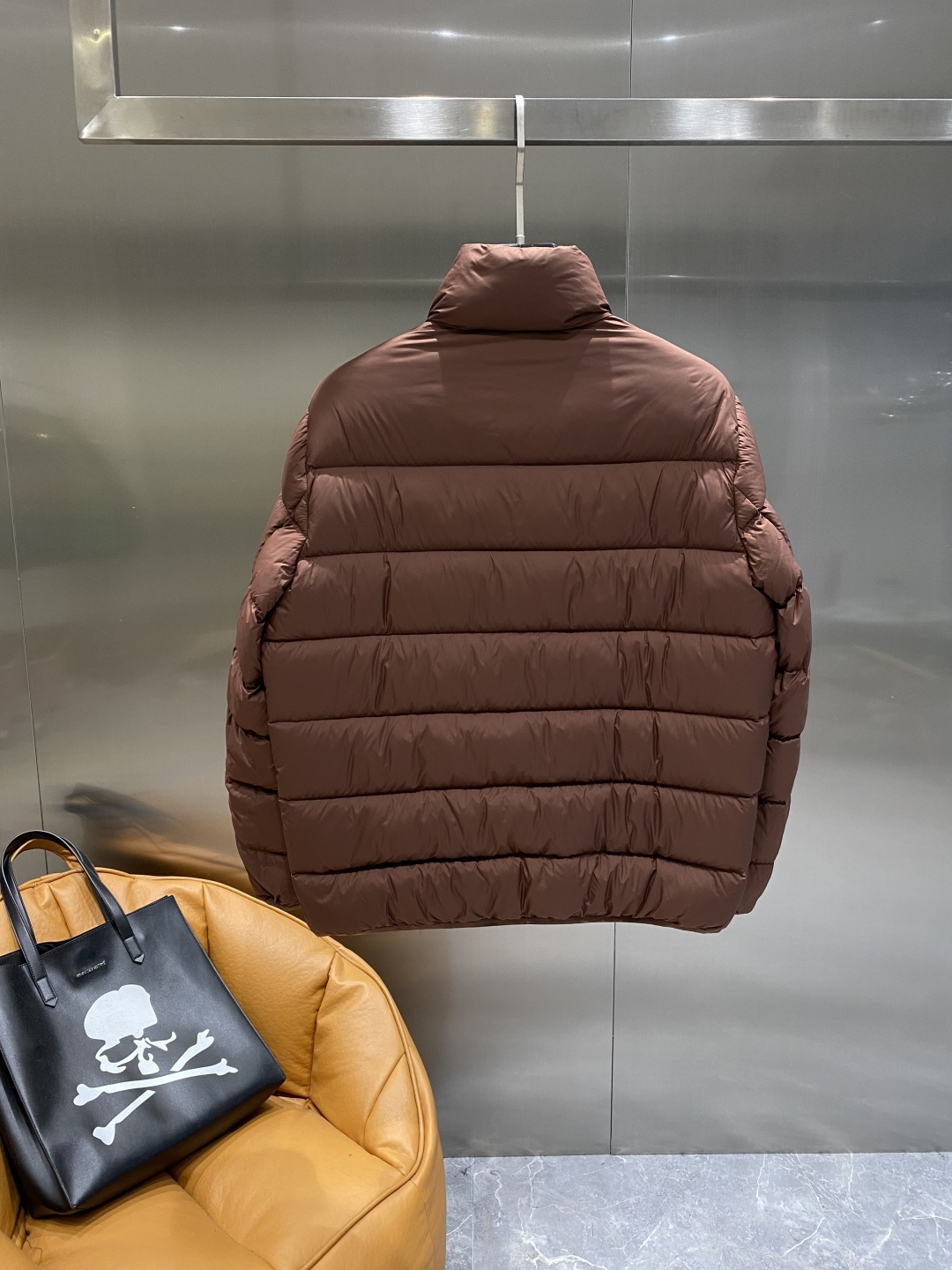 《𝙉𝙚𝙬🤍🖤古家》2025独家专供秋冬新款羽绒服。贸易公司渠道稀出，降温天气必备的保暖单品，不论是日常还