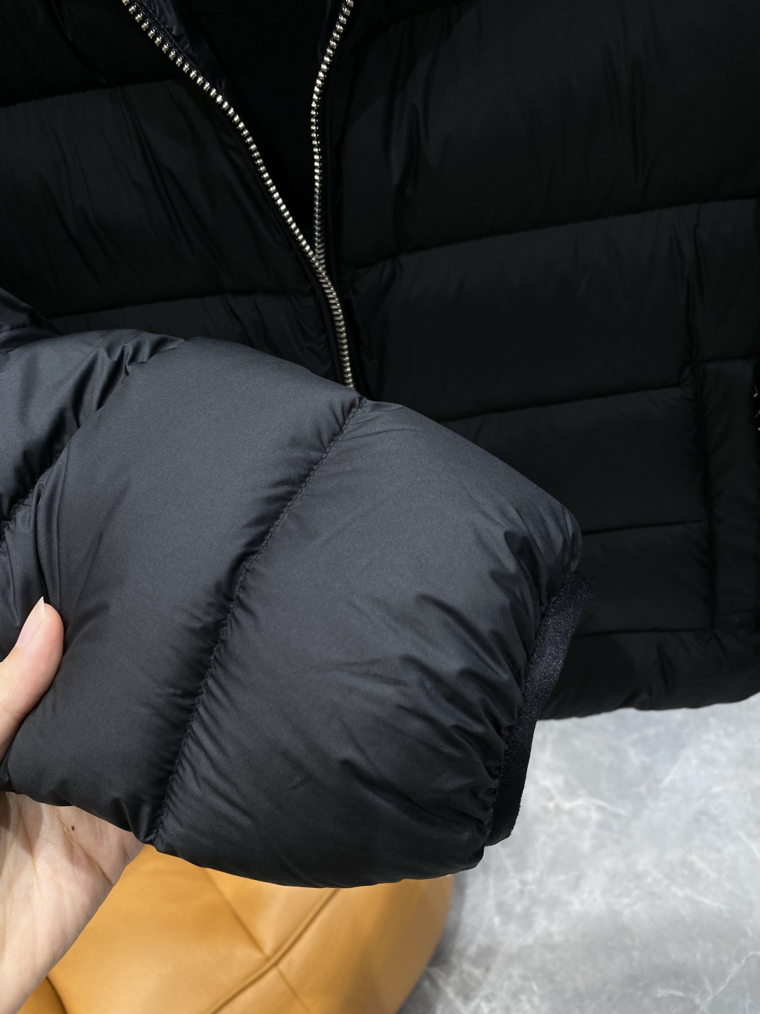 《𝙉𝙚𝙬🤍🖤古家》2025独家专供秋冬新款羽绒服。贸易公司渠道稀出，降温天气必备的保暖单品，不论是日常还