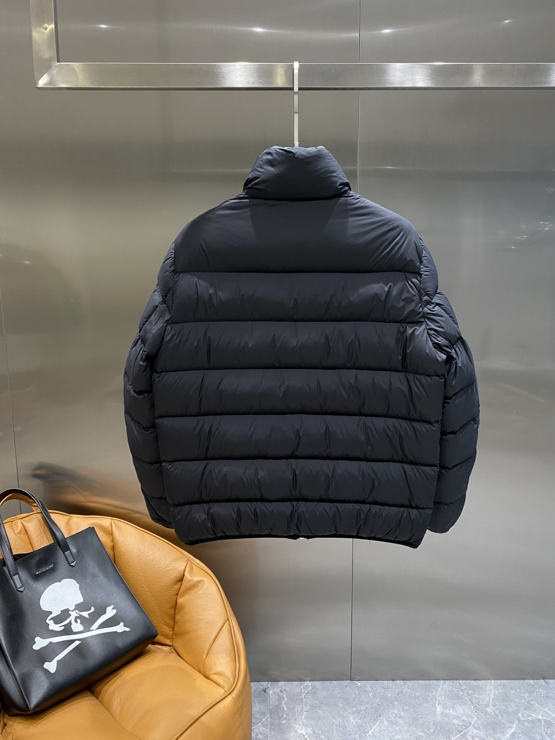 《𝙉𝙚𝙬🤍🖤古家》2025独家专供秋冬新款羽绒服。贸易公司渠道稀出，降温天气必备的保暖单品，不论是日常还
