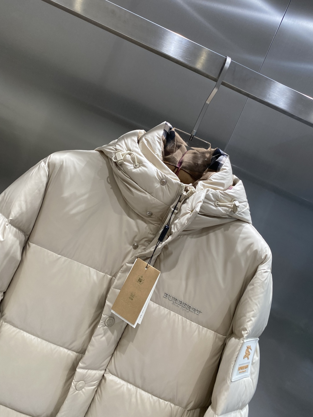 《𝙉𝙚𝙬🤍🖤巴家》2025独家专供秋冬新款羽绒服。贸易公司渠道稀出，降温天气必备的保暖单品，不论是日常还