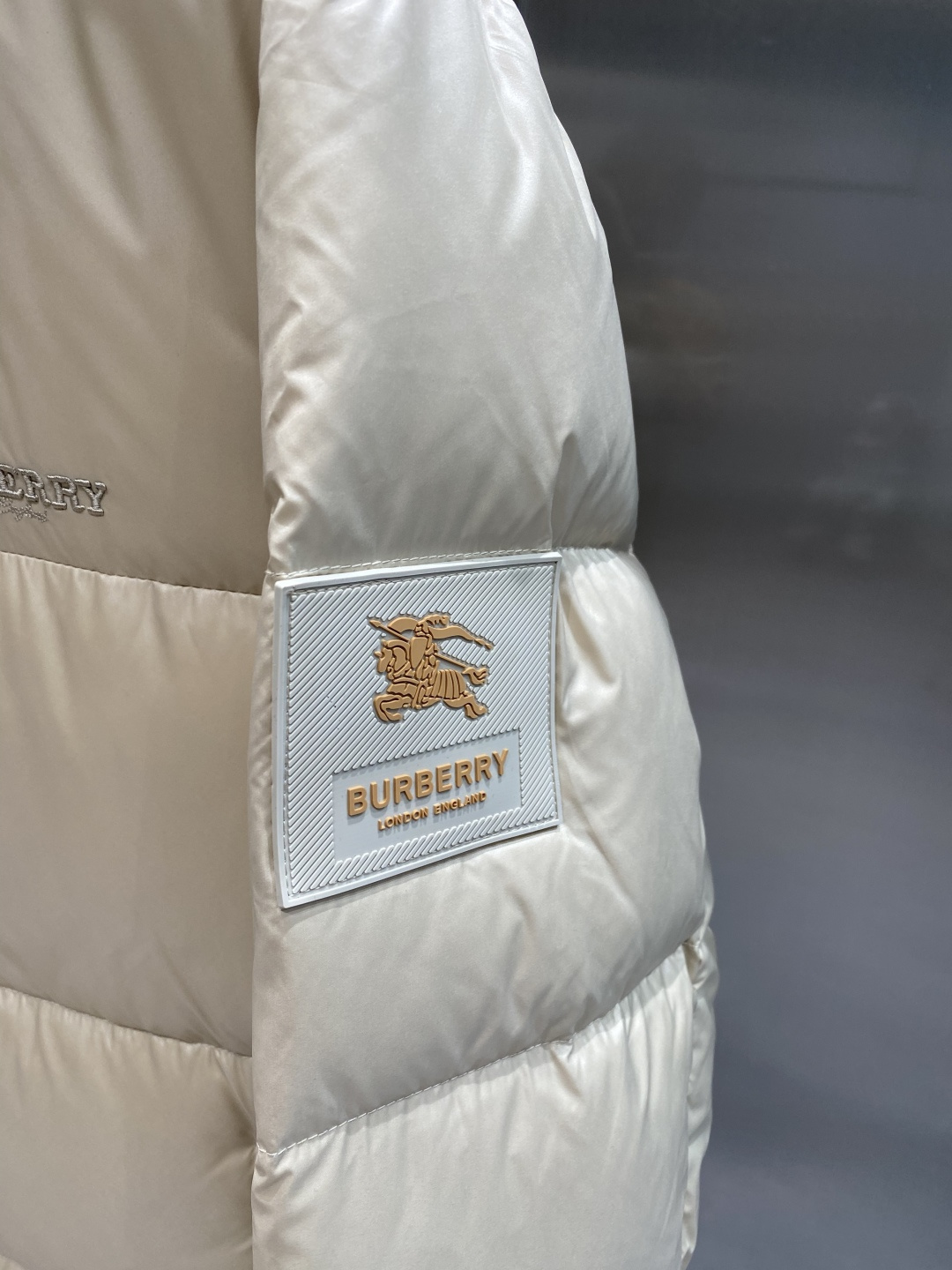 《𝙉𝙚𝙬🤍🖤巴家》2025独家专供秋冬新款羽绒服。贸易公司渠道稀出，降温天气必备的保暖单品，不论是日常还