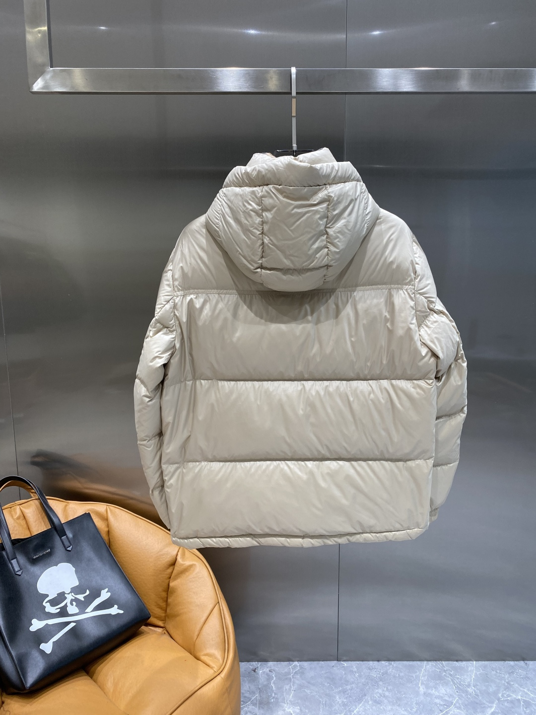 《𝙉𝙚𝙬🤍🖤巴家》2025独家专供秋冬新款羽绒服。贸易公司渠道稀出，降温天气必备的保暖单品，不论是日常还